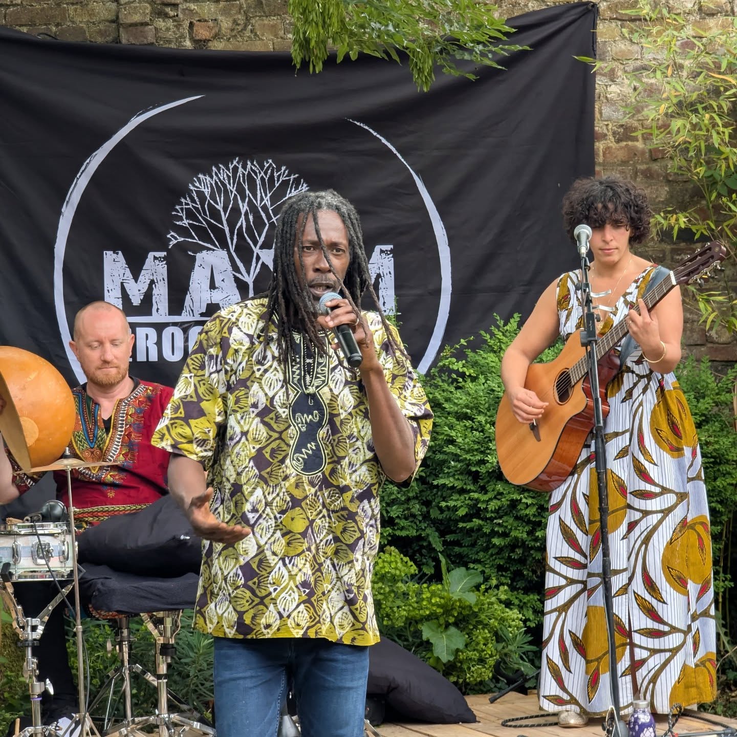 🎶 @max1_rootsmaker lance la seconde journée du Chez OIM Fest’
Avec toute la générosité et l’énergie qu’on lui connaît, il fait vibrer la petite scène entre les concerts et rassemble les cœurs autour de son reggae aux racines multiples.
Le soleil est là, la musique aussi.
La journée s’annonce belle, ensemble.