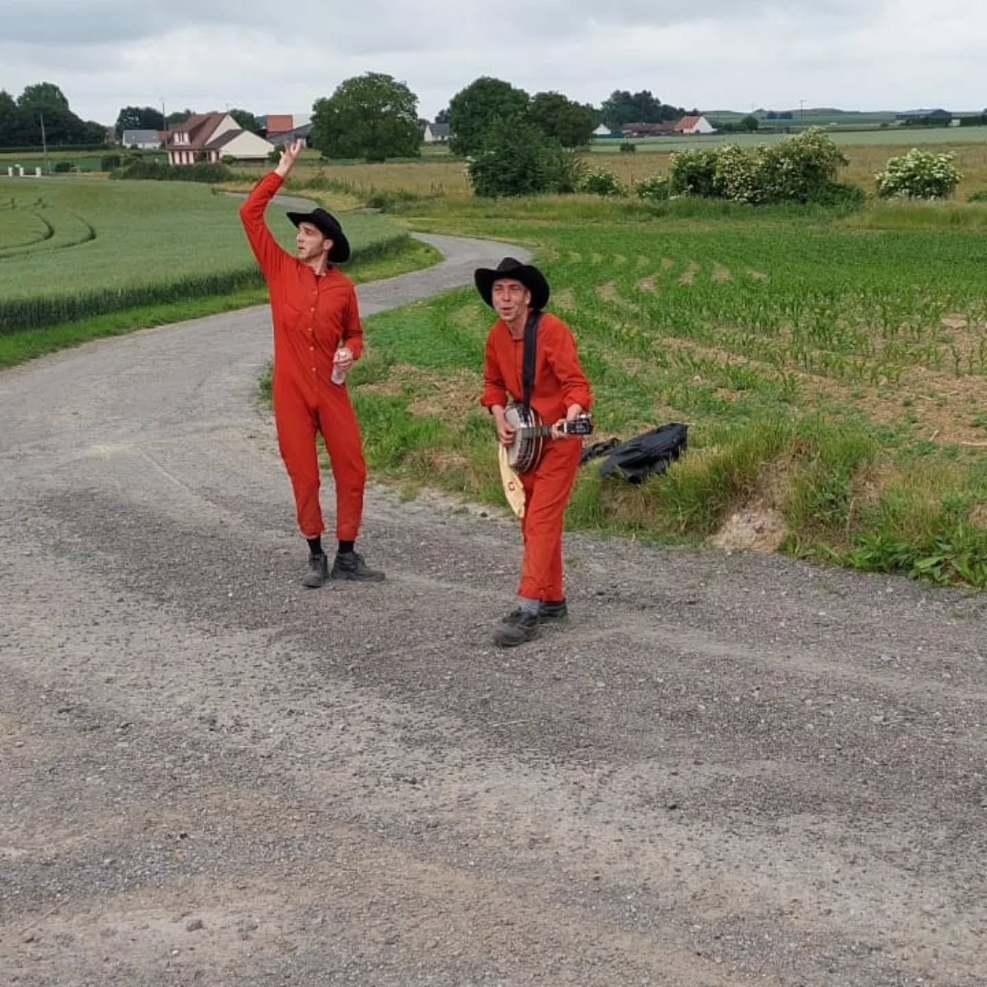 🥾🎶 Les frères Wall&Gain ont été retrouvés… en pleine nature !
Sur le chemin de la Rando’Live, guitare à la main et humour en bandoulière, le show est lancé.
Petite boucle, grands sourires, et déjà des éclats de voix au milieu des champs.