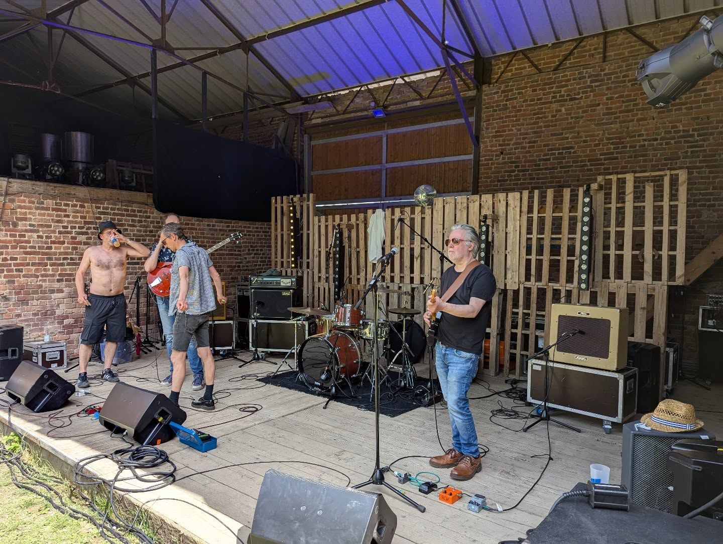 🎸 Ça s’accorde, ça ajuste, ça vibre déjà…
Lieutenant Cobb en balances sous la grange !
Le blues du nord affûte ses guitares avant de rugir ce soir, quelque part entre le Nouveau-Mexique et Noyelles-sous-Bellonne.
🕗 À ce soir pour le live !
🎟️ Infos de dernière minute : www.rencontresculturellesdeproximite.fr