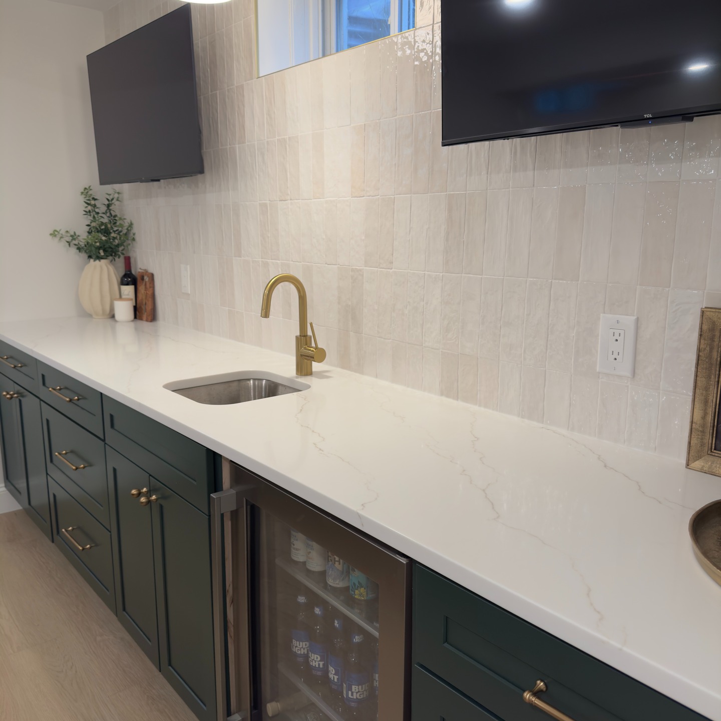 It's the perfect time of the year to renovate your living space! 🌻
Our clients couldn't be happier with the outcome of their bar area featuring Spectrum Quartz "Vitality" countertops installed by our team.
Quartz countertops adds a blend of elegance, modernity, and durability with low-maintenance! ✨