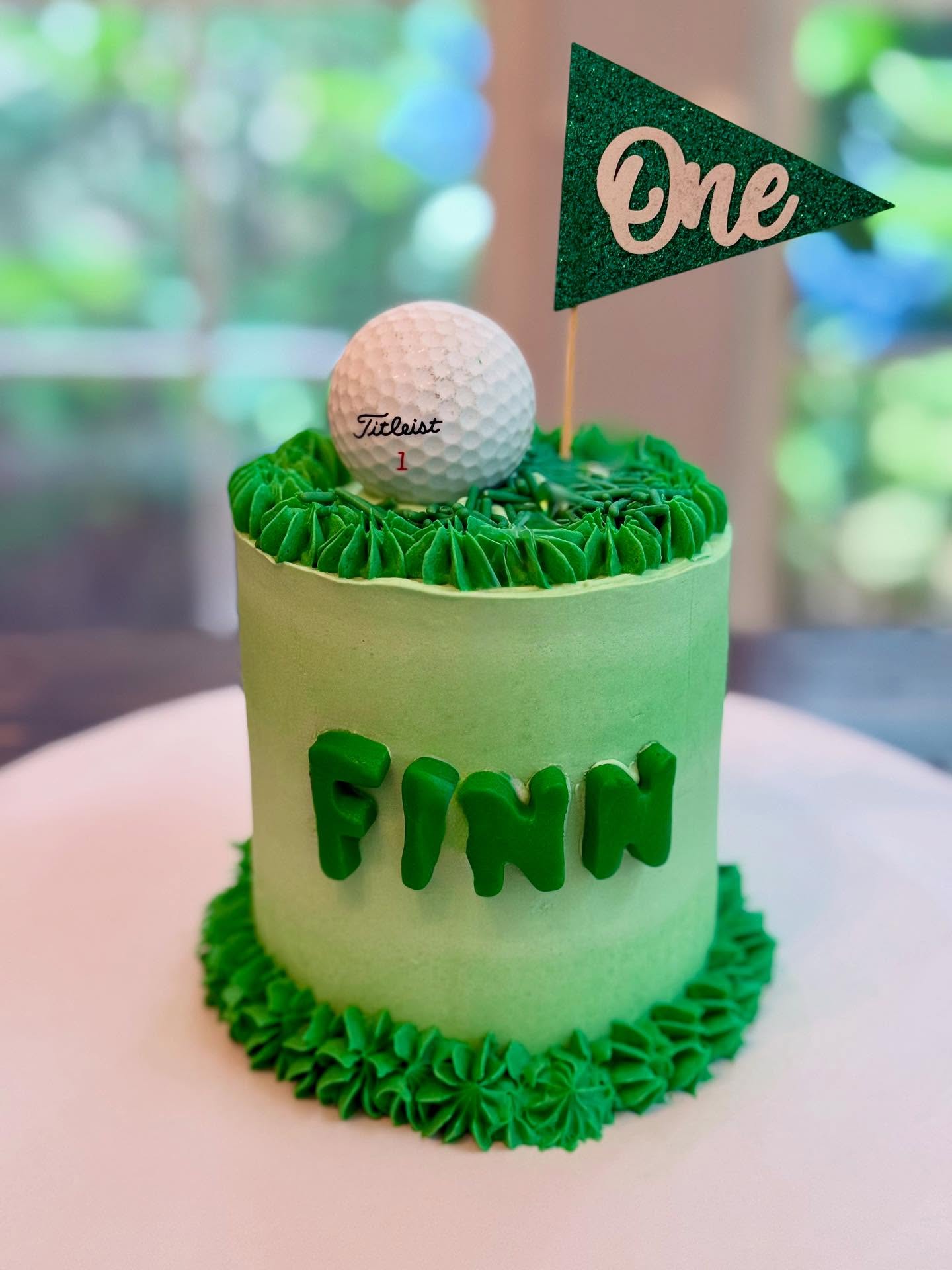 💚💚💚💚💚💚💚💚
This cutie lil smash cake was for a precious boy who just mastered his first year! ⛳️