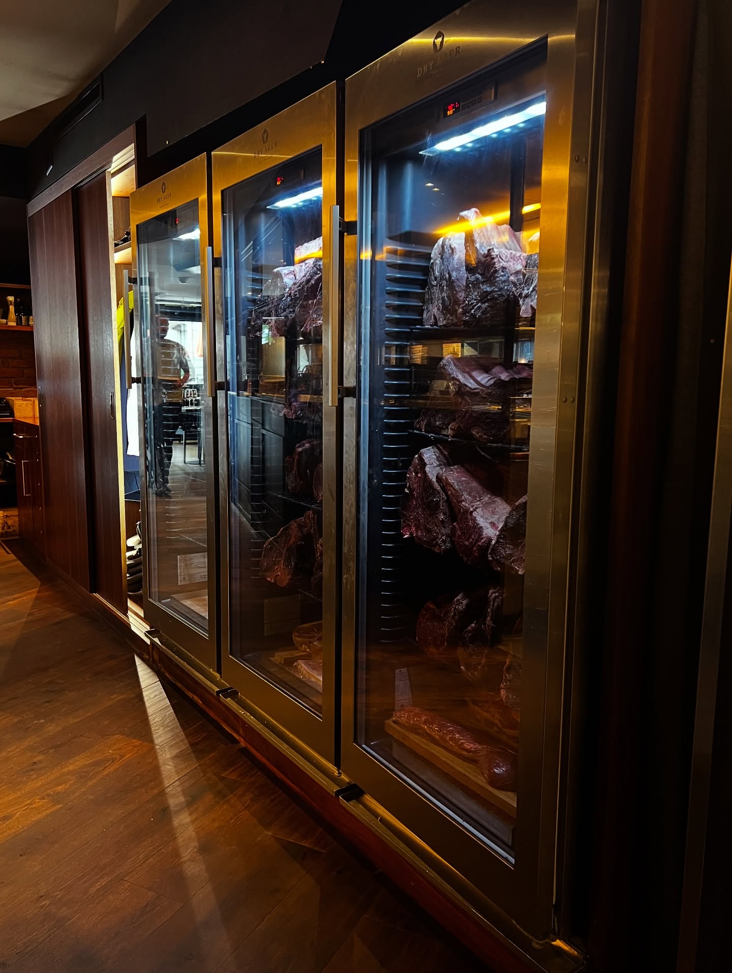 🍽️ Bei @simonsteakhouse in Zürich wird Fleisch zur Perfektion gereift – direkt im Dry Ager. Für alle, die echten Geschmack und höchste Qualität lieben.
#dryagedbeef
#steaklover
#meatlovers
#dryager
#swisssteakhouse
#foodie
#grillgenuss
#beefperfection
#fleischgenuss
#steakhouse
#beeflovers
#meatart
#reifungmitcharakter
#gourmetsteak
#swissmeat