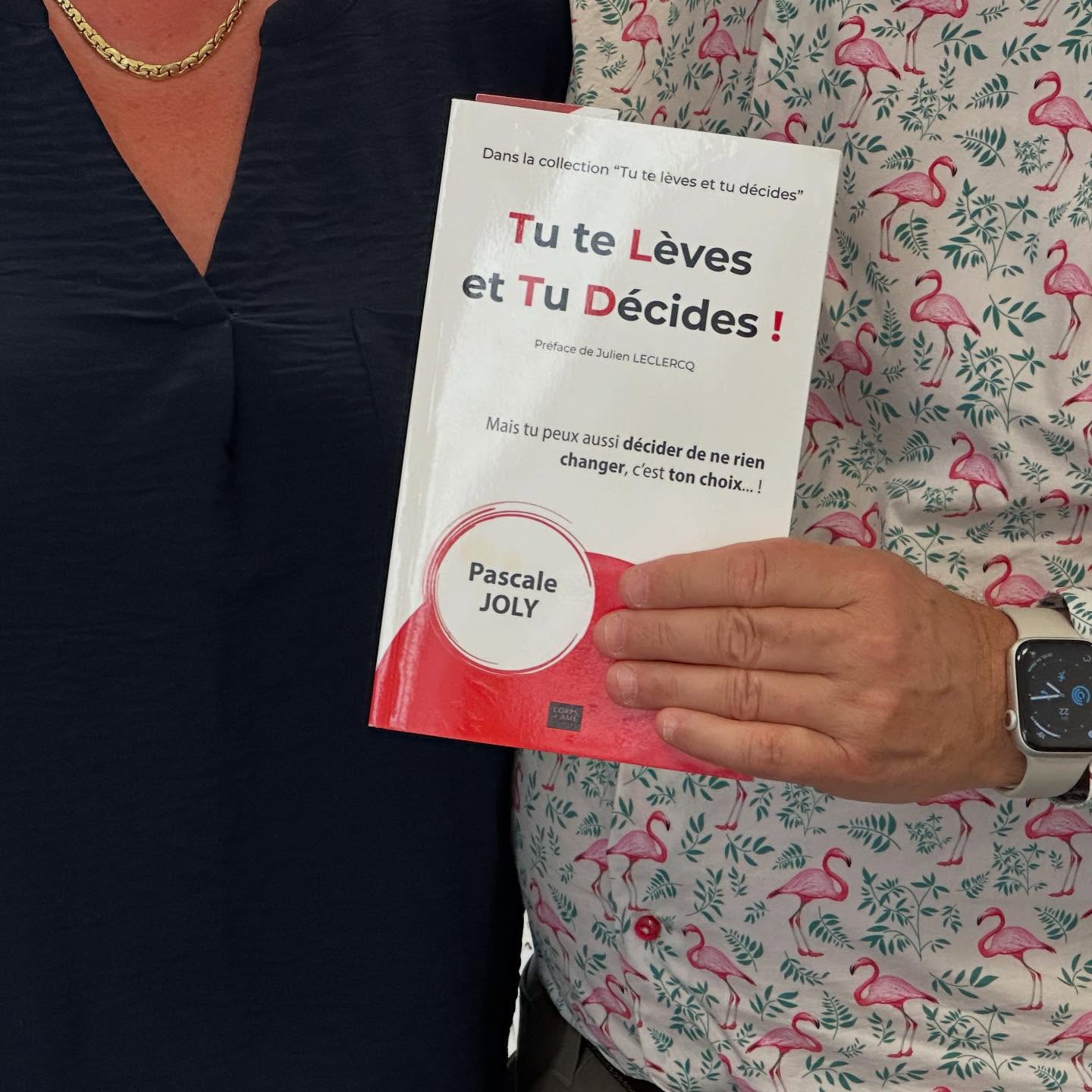 📚 𝐋𝐚 𝐜𝐨𝐥𝐥𝐞𝐜𝐭𝐢𝐨𝐧 « 𝐓𝐮 𝐭𝐞 𝐥𝐞̀𝐯𝐞𝐬 𝐞𝐭 𝐭𝐮 𝐝𝐞́𝐜𝐢𝐝𝐞𝐬 » 𝐭𝐫𝐚𝐯𝐞𝐫𝐬𝐞 𝐥’𝐀𝐭𝐥𝐚𝐧𝐭𝐢𝐪𝐮𝐞 !
C’est avec beaucoup de fierté que @pascalejoly75 a eu le plaisir de dédicacer son livre à deux entrepreneurs du Québec curieux, engagés, et prêts à passer à l’action !
Merci Gabriel Renaud et Daniel Renaud
🔥 Voir cet ouvrage s’exporter au Canada, c’est une nouvelle étape pour cette collection qui inspire déjà des centaines de dirigeants en France à reprendre les commandes de leur business 🚀
🎯 Le message est universel : il ne suffit pas d’attendre, il faut décider et agir !
🙏 Merci à ces deux entrepreneurs québécois Hubu pour leur confiance et leur envie de faire rayonner cette dynamique de transformation de l’autre côté de l’océan.
🌍 𝐄𝐭 𝐬𝐢 𝐥𝐞 𝐩𝐫𝐨𝐜𝐡𝐚𝐢𝐧 𝐞𝐱𝐞𝐦𝐩𝐥𝐚𝐢𝐫𝐞 𝐩𝐚𝐫𝐭𝐚𝐢𝐭 𝐞𝐧 𝐒𝐮𝐢𝐬𝐬𝐞, 𝐞𝐧 𝐁𝐞𝐥𝐠𝐢𝐪𝐮𝐞… 𝐨𝐮 𝐩𝐥𝐮𝐬 𝐥𝐨𝐢𝐧 𝐞𝐧𝐜𝐨𝐫𝐞 ?
Tu te lèves et tu décides !
Merci Zylbermann Michel, Alain Philippe, Eric Grossberger pour cette belle rencontre
#TutelevesEtTuDecides #Leadership #Entrepreneuriat #Export #BusinessCoaching #Canada #Québec #EntrepreneursEngagés #DéveloppementPersonnel #RéseauInternational