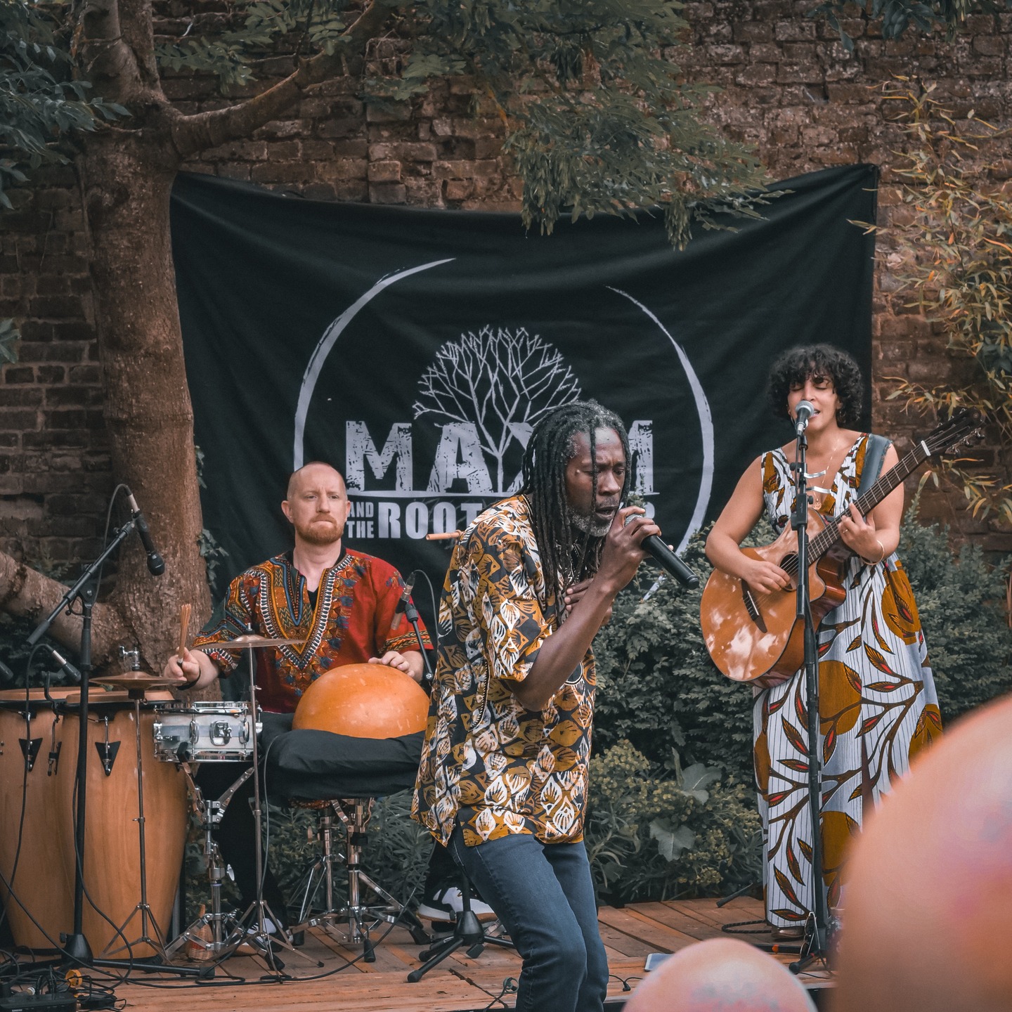 🎉 Clap de fin sur cette 11e édition du Chez OIM Fest’ !
Les frères bêtes et gentils de Wall&Gain nous ont bien fait marcher (et rire) lors de la Rando’Live,
Max’1 & the Rootsmaker a entretenu la flamme entre chaque concert, alternant rythmes entraînants et mélodies suaves tout en douceur – une vraie surprise à chaque intervention.
Gadianm et Afro Wild Zombies ont repris le flambeau haut la main des Atomic Ladies pour transformer notre dancefloor d’herbes en un véritable terrain d’expressions libres, joyeuses et puissantes.
💚 Merci à vous tous d’avoir rendu cette édition si vivante.
On pense déjà à la suite… mais pour l’instant, on vous laisse avec ces quelques souvenirs en images.
Prenez soin de vous,
et à très bientôt sous la grange !
