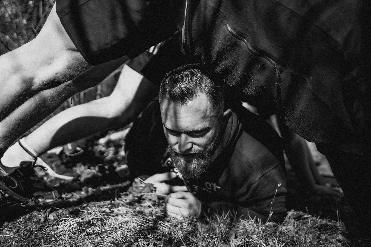 Waarom fysieke beproeving in een christelijk mannenweekend?
Veel mannen vragen zich af waarom we fysieke uitdaging gebruiken in onze weekenden.
Maar eerlijk?
Wij begrijpen niet waarom we het niet zouden doen.
De Bijbel maakt duidelijk dat geloof niet losstaat van het lichaam. Onze geestelijke strijd speelt zich af in de realiteit van het dagelijks leven: in vermoeidheid, verantwoordelijkheid, stress en confrontatie.
Paulus zegt zo mooi in 1 Korintiërs 9, waar hij eerst spreekt over de wedloop en later over het disciplineren van zijn lichaam:
“Maar ik oefen mijn lichaam op harde wijze en maak het dienstbaar, opdat ik niet misschien, na anderen gepredikt te hebben, zelf verwerpelijk word.”
1 Korinthe 9:27
Niet om sterker te lijken, maar om scherp te blijven in zijn roeping.
Fysieke beproeving is nooit het doel.
Maar het is wel een krachtig middel.
Een spiegel voor je hart.
Een test van je karakter.
Een plek waar trots breekt, en volharding groeit.
En het gaat er niet om of je sportief bent,
of je een zittend of staand beroep hebt,
welke kerkelijke achtergrond je draagt,
of hoeveel conditie je denkt te hebben.
Verschillen zullen er altijd zijn, en die mogen er zijn.
Zolang we één fundament delen: het evangelie van Jezus Christus.
Daarom gebruiken we fysieke uitdaging niet als show,
maar als een vorm van geestelijke training.
Want een man die leert volhouden als zijn spieren branden,
leert ook volhouden in zijn huwelijk.
Een man die leert luisteren onder druk,
leert ook leiden met nederigheid. Een man die door de pijn heen kan bijten zal daarin ook kracht vinden om verleidingen te weerstaan.
God roept ons tot geestelijke volwassenheid, en dat raakt alles: geest, ziel en lichaam.
1 Thessalonicenzen 5 vers 23
Daarom bewegen we.
Daarom confronteren we.
Daarom dagen we elkaar uit.
Niet om te breken.
Maar om te bouwen.
21 en 22 juni is ons volgende weekend.
Stuur een DM of boek een vrijblijvende kennismaking via de link in de bio.