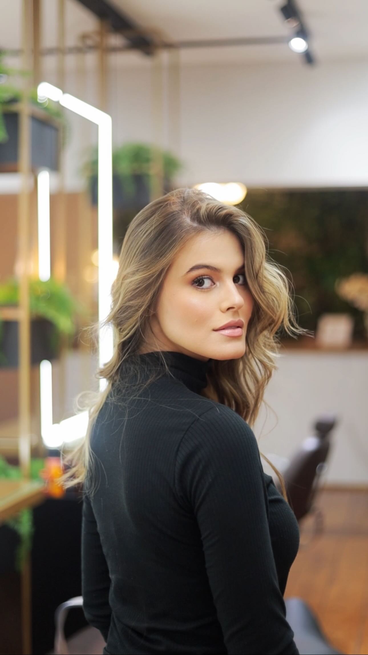 Um loiro iluminado que valoriza os traços, respeita a saúde dos fios e traduz elegância em cada movimento.
A escolha dos tons, o uso de excelentes produtos e o acabamento impecável revelam a beleza que vai além da cor — ela está no toque, no brilho e na leveza.
Cada detalhe pensado para entregar um resultado sofisticado e saudável, do início ao fim pelas mãos do nosso #expert @matheus.biaggio
Agende sua transformação com a gente e descubra o poder de um loiro bem cuidado. 💛
📍Laen Beauty & Spa | Rua Viscondessa de Campinas, 363 - Nova Campinas
#LoiroIluminado #BelezaComPropósito #HairLuxury #CabeloBemCuidado #MechasCampinas #HairBeauty