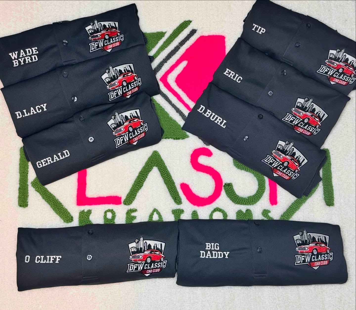🔥 We had the pleasure of helping DFW Classic Car Club gear up for WhipFest Car Show in style!
From embroidered performance polos to custom hats and DTF tees — the fellas showed up looking sharp and unified 💯✨
Do they look good or do they look GOOD?! 😎🚘
Custom drip by yours truly — Klassik Kreations 💕💚
#KlassikKreations #DFWClassicCarClub #WhipFestReady #CustomEmbroidery #DTFShirts #CarClubStyle #MadeWithLove #BlackOwnedBusiness #VeteranOwned