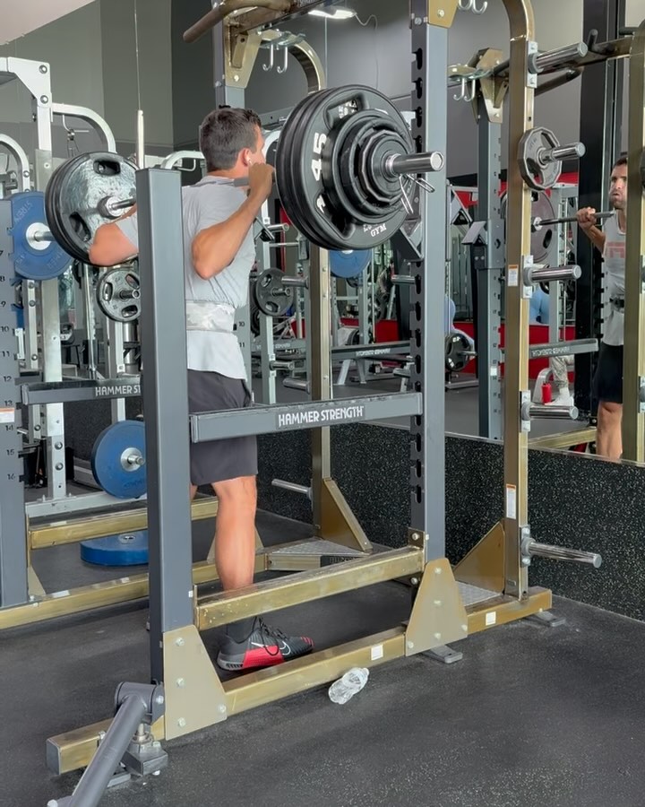 Starting to get back on track post-retirement. 400x1 and big sister @musclesbybella 315x3 after heavy singles. This is just the beginning, stay tuned 🗣️🔒