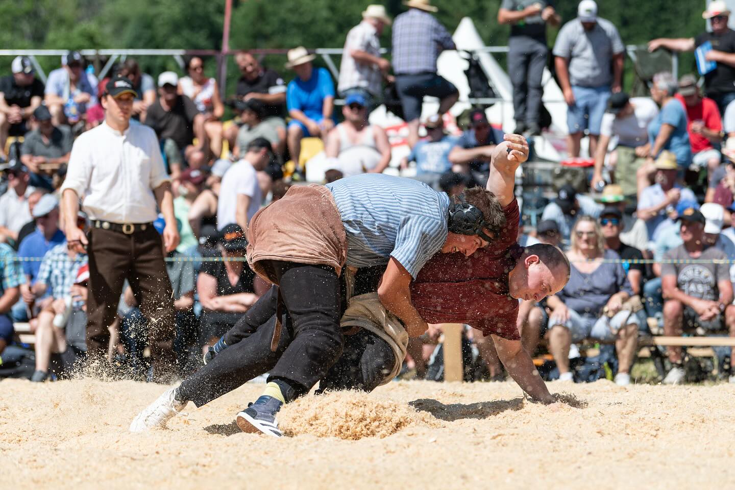 Der Untervazer Niklas Lötscher und Fabio Castelli aus Andeer reisten dieses Wochenende mit dem NOS-Team ans Schwarzsee-Schwinget. Beim zweiten Bergkranzfest des Jahres erreichte das Duo den Ausstich, beiden gelang bei zäher Gegnerschaft je ein Sieg und ein Remis. Lötscher klassierte sich am Ende auf Rang 20, Castelli auf 21. Das Fest gewann der Emmentaler Matthias Aeschbacher, für die Nordostschweiz gab’s sechsmal Eichenlaub. Gratulation! Rangliste auf esv.ch
📸: Taria Hösli (1-3), Lorenz Reifler (4)
#Schwingen #Tradition #Graubünden #Schwarzsee #Fribourg