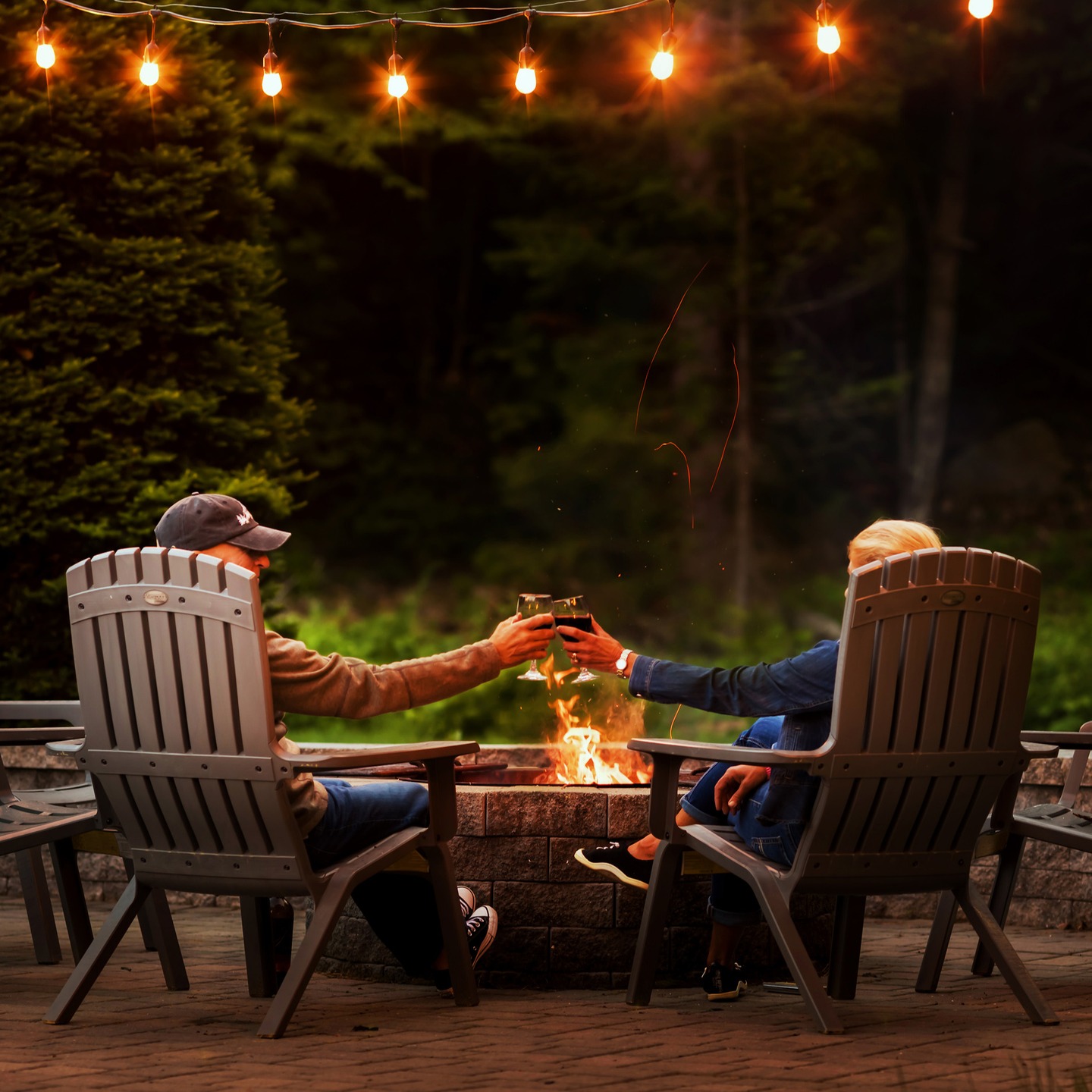 Relax and unwind at the Golden Apple Inn in Glen! Enjoy cozy evenings by our outdoor fire pit or take a refreshing dip in our swimming pool. Perfect for family fun, friends, or a peaceful retreat.
#goldenappleinn #outdoorrelaxation #poolsidefun #firepitnights #firepit #firepitseason #bartlettliving