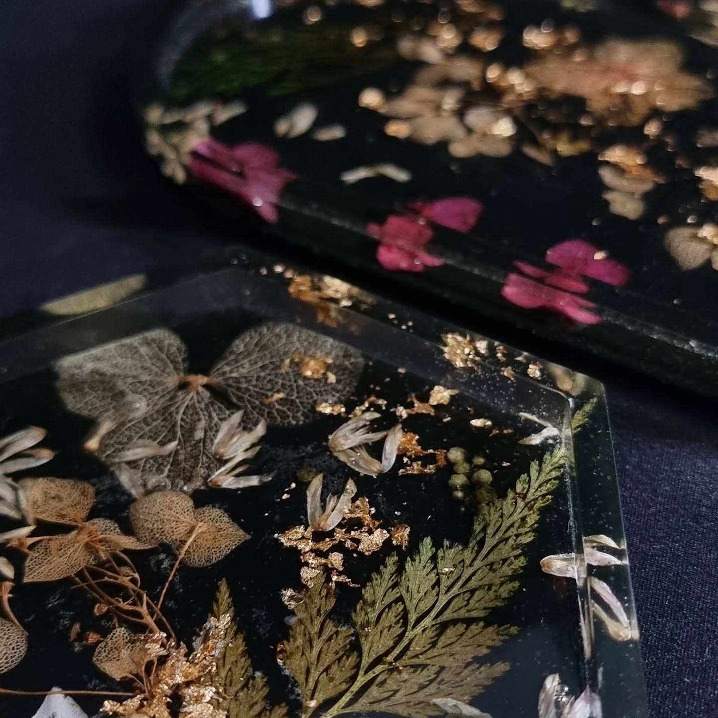 🔍🌿 Zoom sur les détails 🌿🔍
Plongez au cœur de la matière...
Chaque pétale, chaque nervure, chaque nuance est figée dans la résine comme dans le temps. 🌸🌿
Sur un fond noir profond, les fleurs incrustées révèlent toute leur finesse : un contraste qui accentue chaque détail, chaque relief, chaque reflet. 🌑
👋Travail 100% fait main, avec précision et passion.
#detailsresine #zoomcreation #artisanal #fleursresine #epoxyart #faitmainavecamour #créationunique #floraldesign #résineépoxy