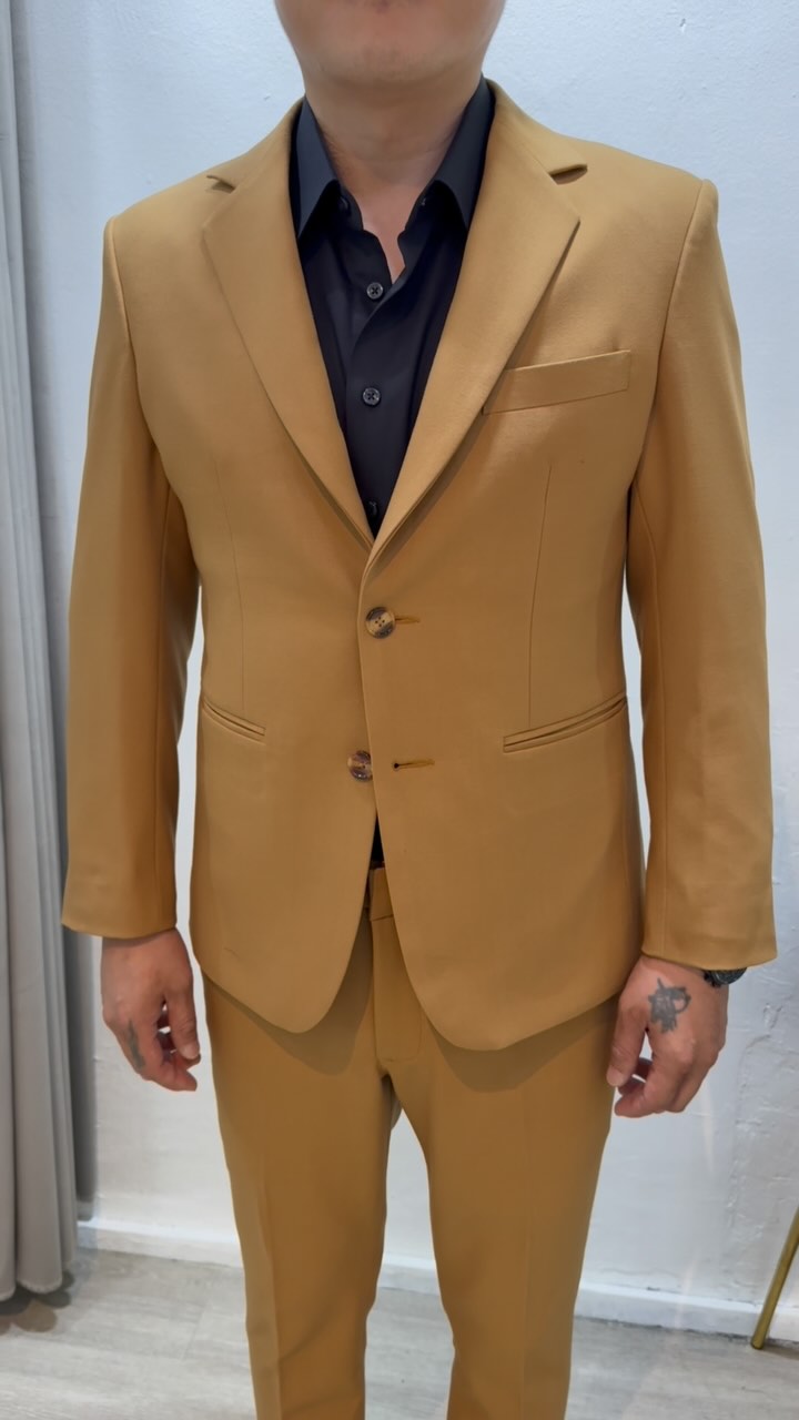 Mr J choose a custom khaki suits for his wedding and styled it two ways with different shirts—both looks turned out flawlessly. One coat, two distinct vibes—that’s the magic of bespoke tailoring!
Thank you for choosing Este Bartin and letting us be part of your big day. 🤎🧧
#EsteBartin #WeddingStyle #CustomOvercoat #TwoLooksOneCoat #SGTaillor #madetomeasure