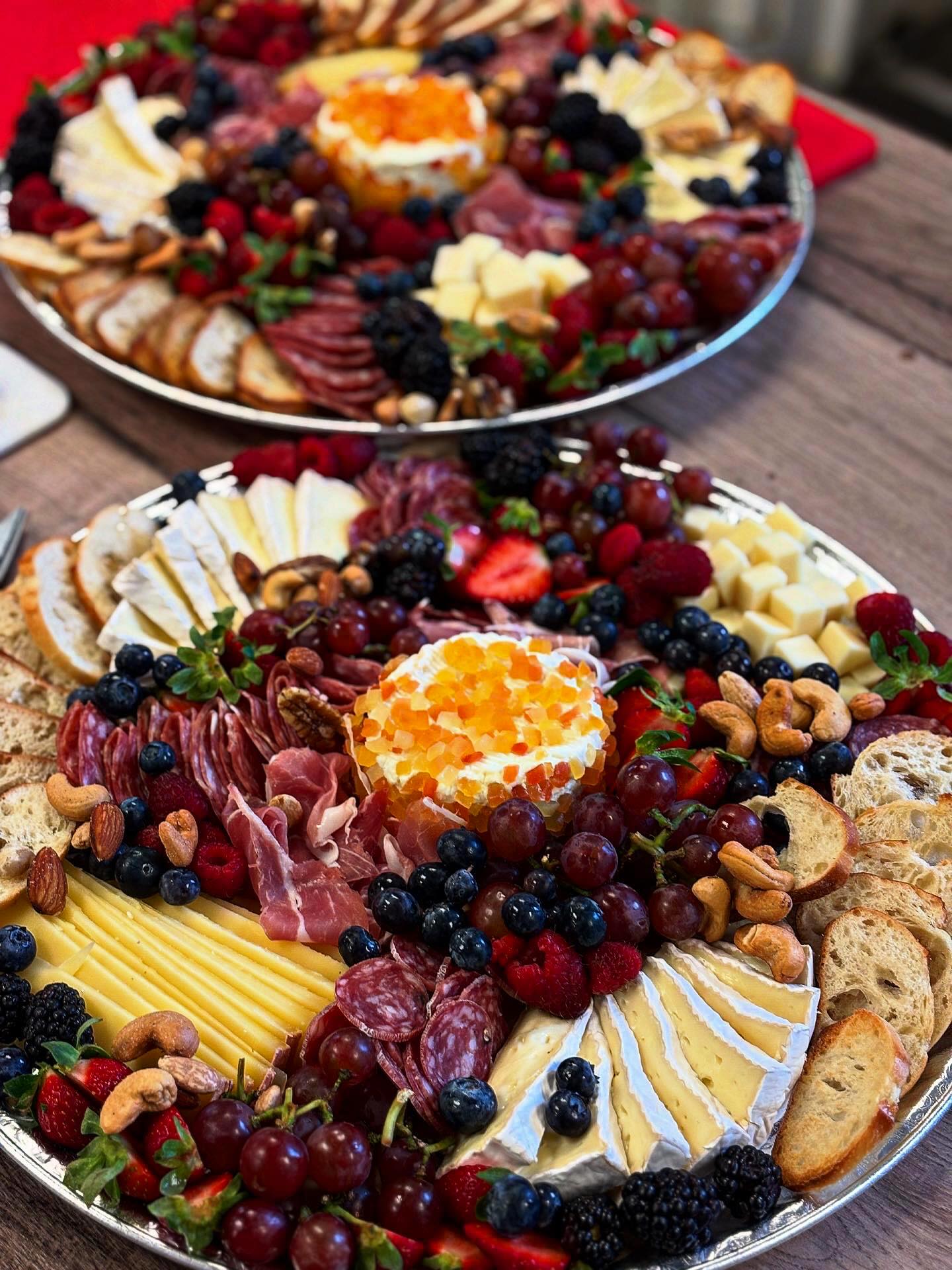 Prepared to host! 🧀🍇🍓🫐 ✨
Order yours : www.maisongorchon.com/shop 🍽️
#grazingplatter #maisongorchon