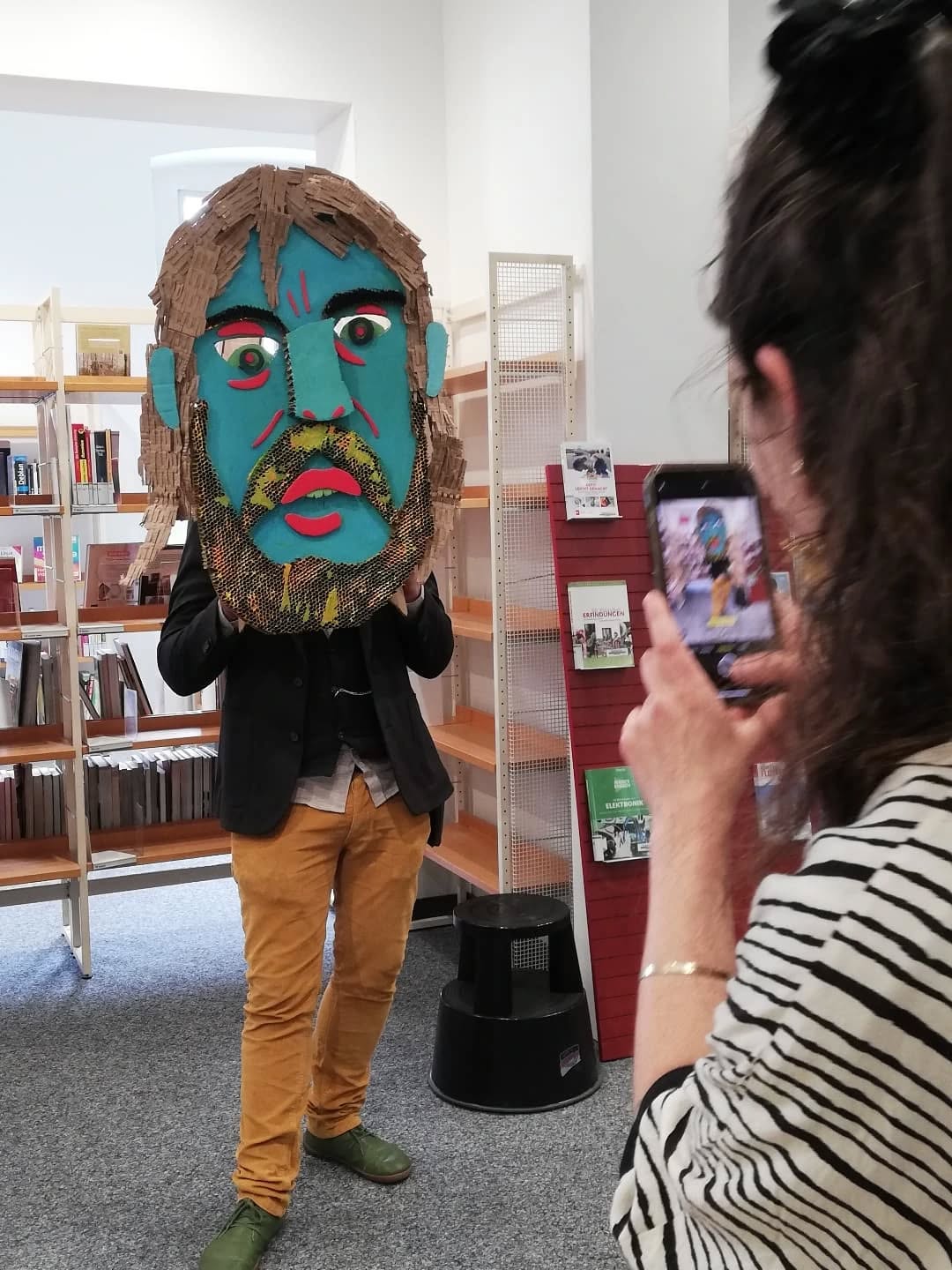 Kunstausstellung "60 Jahre deutsch-israelische Beziehungen"
Finissage - Impressionen die zeigen, dass sich in dieser Woche neue Freundschaften bilden konnten -
Der Dialog, der Austausch bleibt das wichtigste, was uns Menschen verbindet - lasst uns weiterhin das Gespräch suchen!
Passend hierzu hat Liat Gilat Ihr in Oldenburg kreiertes Werk "unter the same sun" benannt.
-------
Art exhibition ‘60 years of German-Israeli relations’
Finissage - Impressions that show that new friendships were formed during this week -
Dialogue, exchange, remains the most important thing that connects us humans - let us continue to seek for a dialogue!
Liat Gilat has fittingly named her work created in Oldenburg ‘under the same sun’