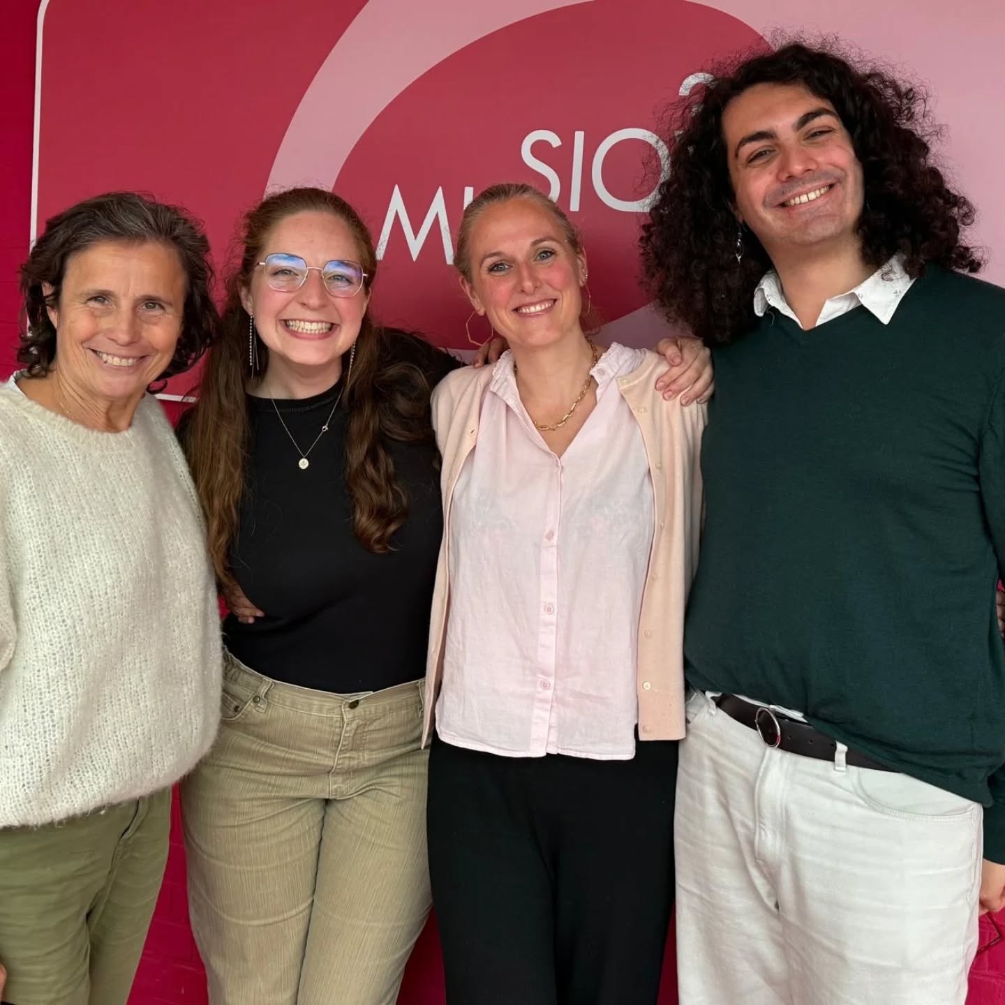 🌟 Nos sourires ne pouvaient pas être plus grands en sortant de l’émission Transmission, animée par l’incroyable et généreuse @brigittemahaux sur @musiq3rtbf 🎙️💫 avec Hélène Bourgois à la réalisation 😊👂🎵
🎧 L’émission est dispo en réécoute sur Auvio — foncez l’écouter !
Un immense MERCI pour cette invitation qui mettait à l’honneur la professeure officielle des 4 sens : @coenjaertsmarielaure 😍
(👀 Vous ne la connaissez pas encore ? Allez vite découvrir son magnifique nouvel album ⭐️ Barbara Strozzi, Arias & Duets — 5 diapasons reçus 🎶🌹)
💿 Retrouvez un des morceaux de cet album dans notre playlist spéciale pour l’émission !
🎤 Spoiler alert : il y a aussi un des titres qu’on chantera pendant notre tournée 🎶🔥
C’était un moment dense, joyeux et profondément bienveillant 💛
Merci du fond du cœur pour l’accueil, la chaleur et cette belle opportunité de présenter notre quatuor 🙏🎵❤️✨
#MusiqueClassique #AlbumDuMoment #Diapason #ChantVocal #Polyphonie #MusiqueVocale #QuatuorVocal
#TransmissionRTBF #Musiq3 #RTBF #RadioClassique #Auvio #InterviewRadio #CultureClassique
#Gratitude #MomentsMagiques #PartageMusical #Émotions #JoieDeVivre #Bienveillance #PassionMusique #ArtEtÉmotion
#Tournée2025 #EnConcert #LiveMusic #ÀVenir