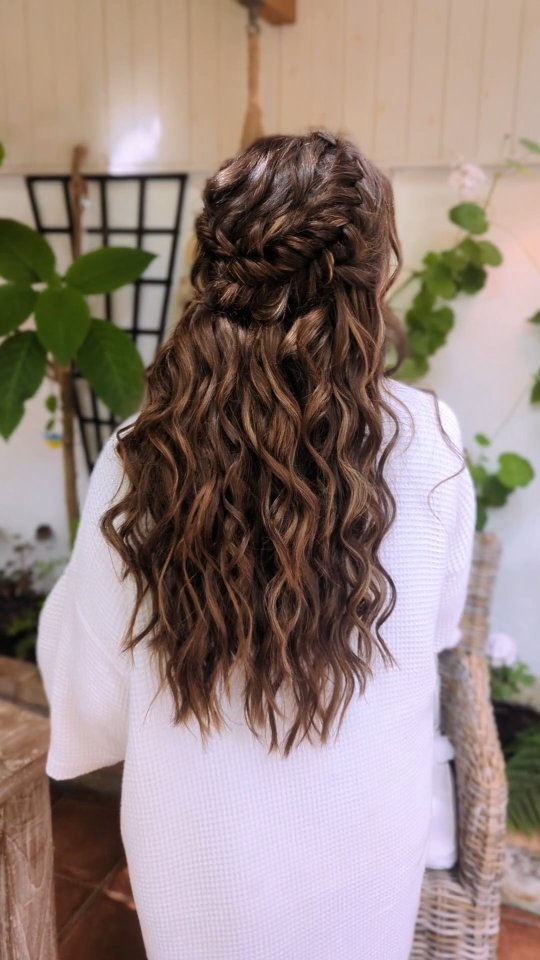 Dreams of nature & uniqueness ๐ฟโจ๐
So many of my brides tell me they didn't know what they wanted for their bridal hair...then they found my page ๐ฅน
The excitement of your messages means so much to me and it's infectious ๐ - especially Briony ๐ฅน, she made me feel so determined to make her feel on cloud 9 on her most special day @heligangardens
She clearly has long thick hair...but we should all know by now that means her hair is likely to drop! ๐ฅฒ๐ป
Adding in extensions acts as scaffolding to help with the hold of the overall style whilst adding volume, creating chunkier braids and with a slight highlight, adds definition. ๐ฅ
Make use of my hair extension hire service - I have sets you're welcome to try out at your trial, a perfect option for the bride who wants the 'WOW' on her big day but wouldn't wear them again ๐ซถ๐ผ
Send me a DM if you're feeling this vibe for your bridal hair in Devon & Cornwall,
Becca x ๐ฟ
Stunning makeup @carlyangove_makeup โจ
#gardenweddingcornwall #gardenweddingdevon #lostgardensofheligan
#cornwallbridalhair #weddingmakeupcornwall #weddingmakeupdevon
#cornwallbridalmakeup
#cornwallmakeup
#devonbridalhair #devonbridalhairdresser #plymouthweddinghair #plymouthbridalhair #makeupartistcornwall #makeupartistdevon #makeupartistplymouth #bridalmakeupdevon #bridalmakeupcornwall #plymouthmakeupartist
#bohoweddinghair #bridalhaireducation
#bohobrideinspo
#devonelopement #cornwallelopement #dartmoorelopement
#ukelopement #devonweddinghair #cornwallweddinghair #bohohairdevon #bohohaircornwall