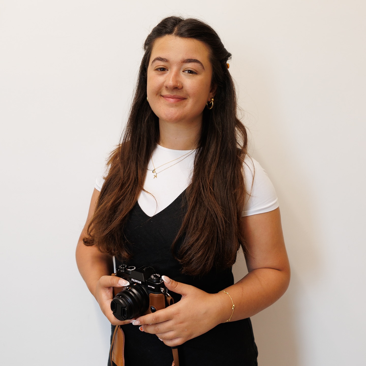 Day 2 of the artist residency with @jessbootesphotos ~ taking place here at @thedarkroombc funded by @cccuphoto @cccu_artsandculture
Jess has been exploring darkroom techniques and developing new skills during this residency. Some amazing outcomes so far, but most importantly Jess has been having lots of fun! I popped by today to capture some of Jess’ journey, and some headshots which could be useful for Jess’ future career.