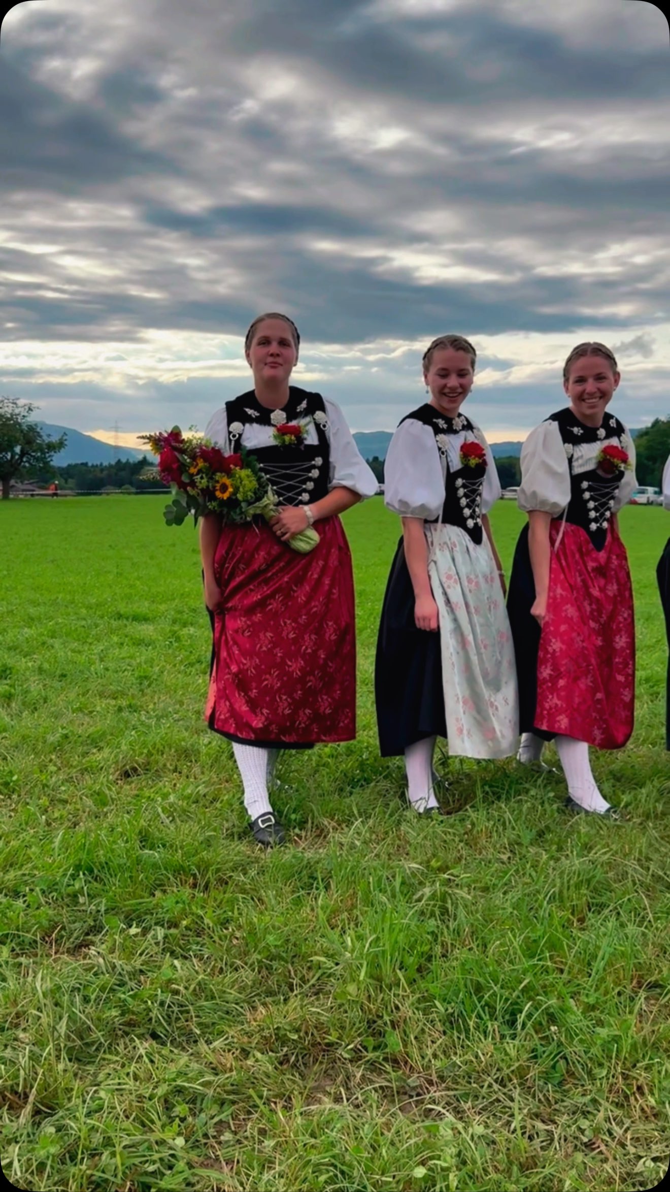 🎥 Starke Frauen. Starke Präsenz.
Unsere Ehrendamen – nicht nur elegant und engagiert, sondern auch mit Stil, Taktgefühl und Teamspirit unterwegs. 💃✨
Mit einem Augenzwinkern, perfektem Timing und viel Charme zeigen sie, wie vielseitig ihr Einsatz am OSF 2025 war.
Eine grossartige Truppe – merci viu mau für euren Einsatz! 💐
👉 Mehr Eindrücke vom Fest folgen – blibet drbi @osf2025
#osf2025 #ehrendamen #inkwil #teamwork #stylemitcharakter #blibetdrbi #municäsar #frauenpower