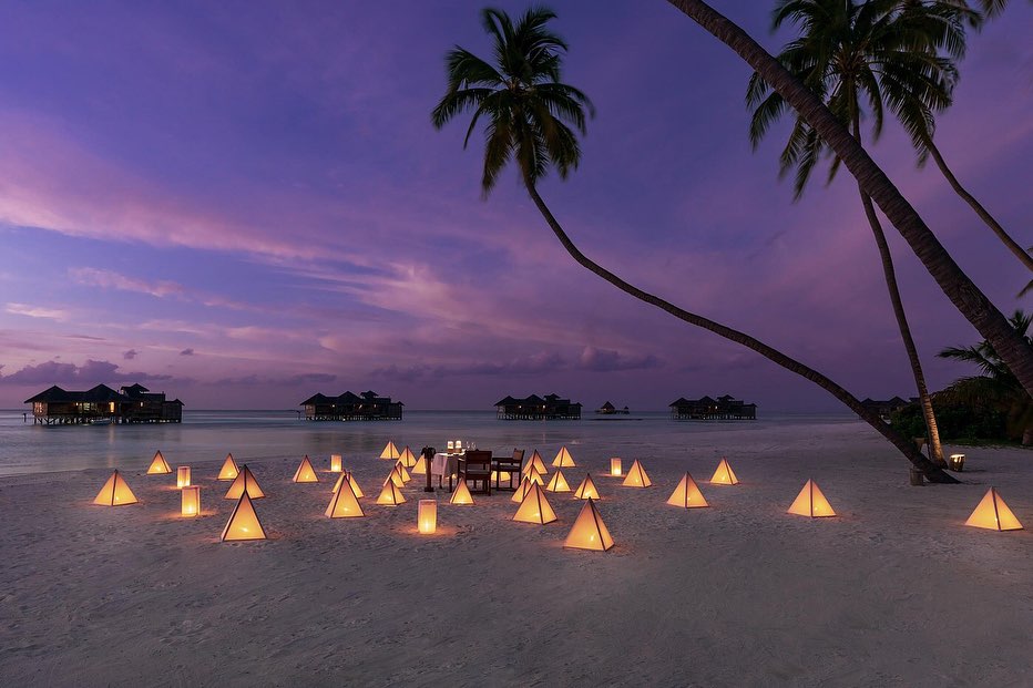 It’s a true paradise at Gili Lankanfushi. Their overwater villas and turquoise lagoons are the ultimate in barefoot luxury. Perfect for couples, small groups and families. Let us plan your dream getaway to this eco-friendly 5-star retreat, just a 20-minute speedboat ride from Malé. #GiliLankanfushi #MaldivesMagic #TravelDreams
