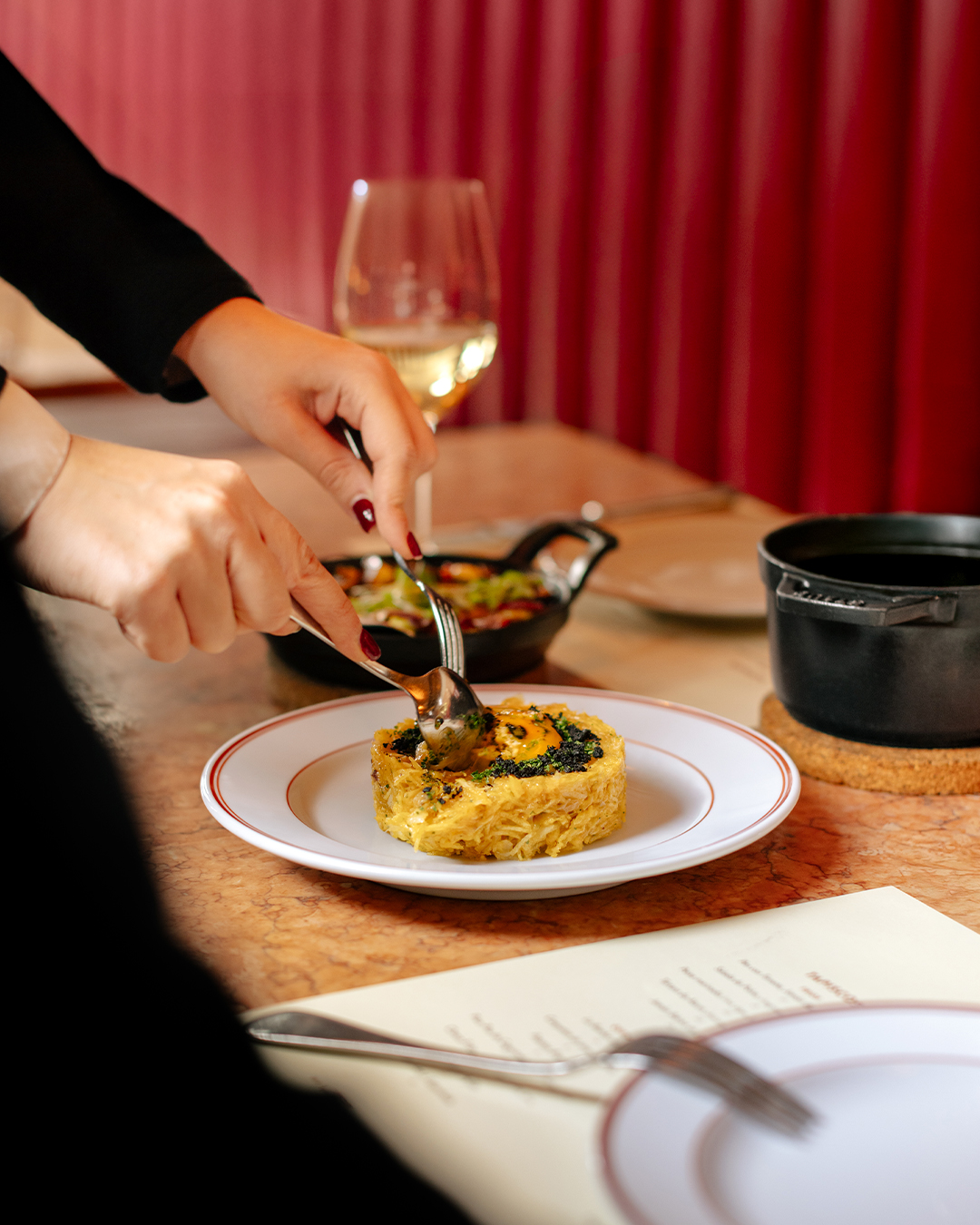 Bacalhau à Brás, como nunca provou. Um clássico reinventado pelo Chef @henriquesapessoa onde a tradição portuguesa ganha nova vida.
--
Salted Cod "à Brás", like you've never tasted it before. A classic reinvented by Chef @henriquesapessoa where Portuguese tradition is given new life.