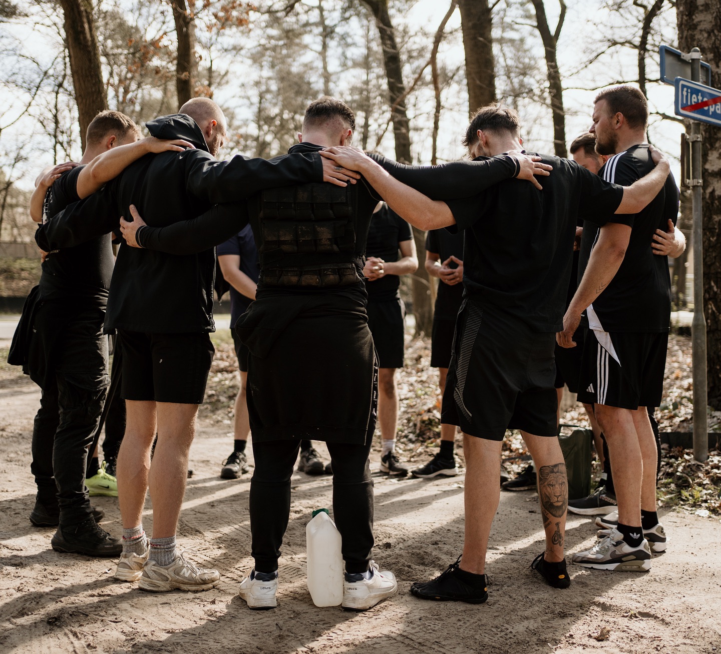 Iets wat me al lang fascineert, is dit:
Twee mensen kunnen opgroeien in precies dezelfde pijn.
Hetzelfde gebroken gezin. Dezelfde gebroken systemen.
Hetzelfde gemis, afwijzing en gebrokenheid.
En toch valt het me vaak op dat de een er bitter uit komt en de ander krachtig. De een blijft slachtoffer de andere gebruikt het als brandstof.
En ik geloof dat het verschil niet ligt in wat er is gebeurd,
maar in de geestelijke houding die iemand heeft.
Pijn is onvermijdelijk.
Maar hoe je ermee omgaat dát bepaalt in grote mate je toekomst.
De vraag is niet of je valt, maar of je opstaat. En hoe je opstaat.
Sta je op met je hoofd nog steeds in je eigen pijn?
Of schud je het van je af en kijk je vooruit?
Want wat ik zie ook bij mezelf is dat we het soms zo laten draaien om onszelf. Onze teleurstelling. Onze pijn. Onze herinneringen die nog knagen. Onze behoefte om erkend te worden.
Maar weet je wat het is?
Zelfmedelijden lijkt kwetsbaar, maar is in de kern egoïstisch.
Je zet jezelf centraal.
Alsof jouw verhaal het belangrijkste is.
Maar geloof draait daar niet om.
Het draait niet om jou.
Het draait om Jezus.
Fix je ogen op Hem.
Niet op je wond, maar op Zijn littekens.
Niet op je verleden, maar op Zijn belofte.
Niet op wat mensen je niet gaven,
maar op wat God jou al lang heeft gegeven.
Als je Hem zoekt, verlies je jezelf en precies daar word je wie je echt bent.
Daarom is bouwen aan die geestelijke houding zo belangrijk.
Geen neppe stoerheid en doen alsof.
Maar echte toewijding uit echt levend geloof!
21 en 22 juni Men in Christ Weekend
Een weekend van karaktervorming en broederschap.
“Elke mens kent gebrokenheid. Niet iedereen leert eruit op te staan.“