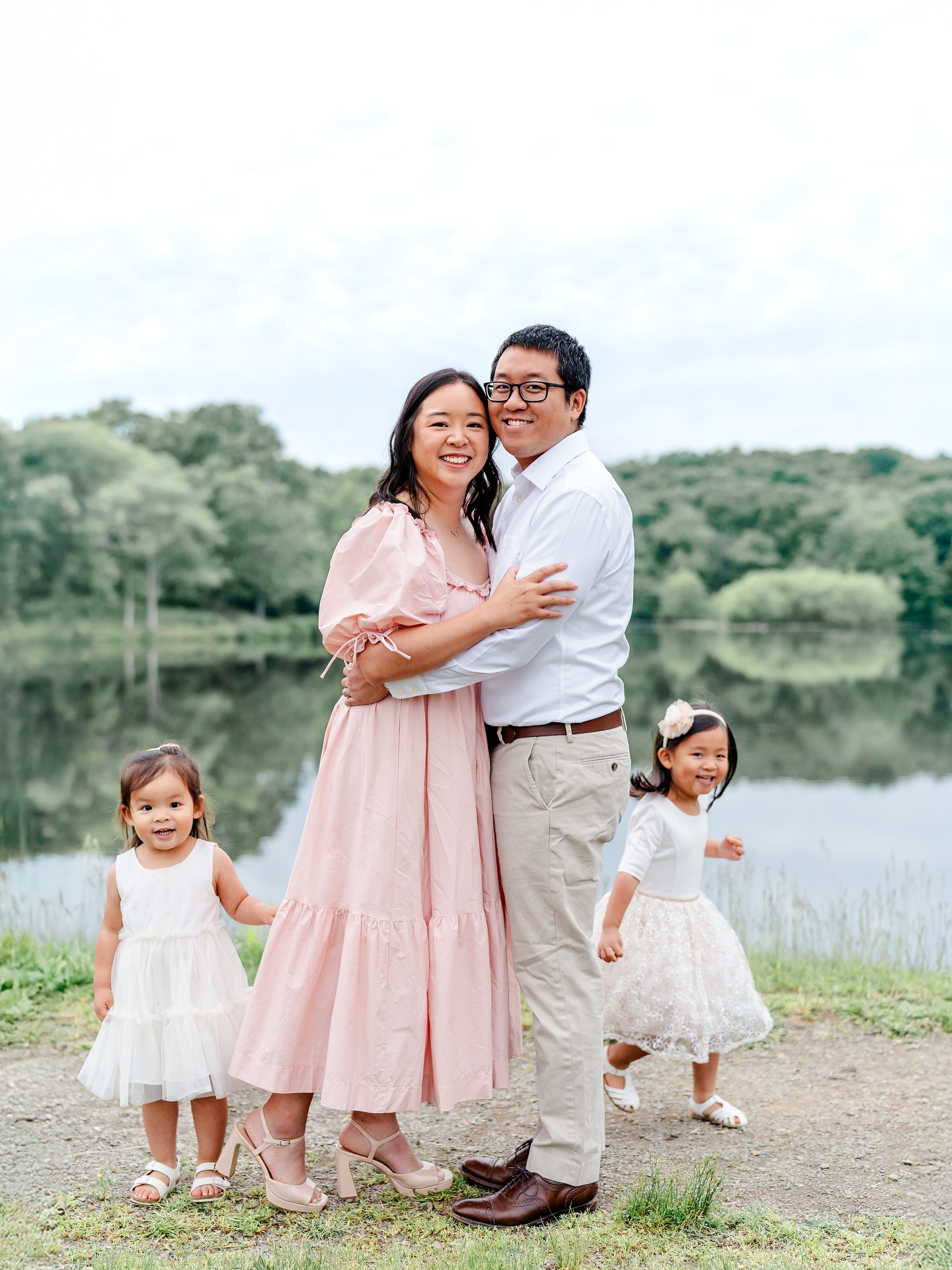 Did you know I’ve been offering a 30 minute “petite session” for the past year? If you ask me, it’s the Goldilocks of sessions. Not too short but not too long. Perfect for families with young children. Long enough to capture all the different family groupings but sweet and short enough to end things on a good note before the wheels fall off if you know what I mean. 🤪
{Mom’s dress is provided from the client closet}