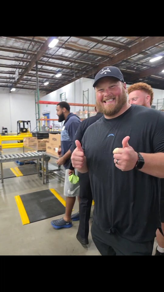 CSPB @go.projectblue and @comptonlasd were invited to join Nikki & Bradley Bozeman of @thebozemanfoundation and their team of volunteers at @lafoodbank to prepare snack boxes for the community.
The Bozeman Foundation which started in Alabama was born from an anti-bullying campaign and has evolved into a nationwide movement. The thoughtfully-designed boxes which include a QR code link to tutoring programs, summer camps, and healthy nutrition info, are generously donated by the foundation and used as a creative and important way to bridge the gap between law enforcement and local youth.
CSPB sincerely appreciated the opportunity to be a part of something so special and look forward to building this partnership in the future!
@nikkihbozeman
@bsboze
@nfl
@chargers