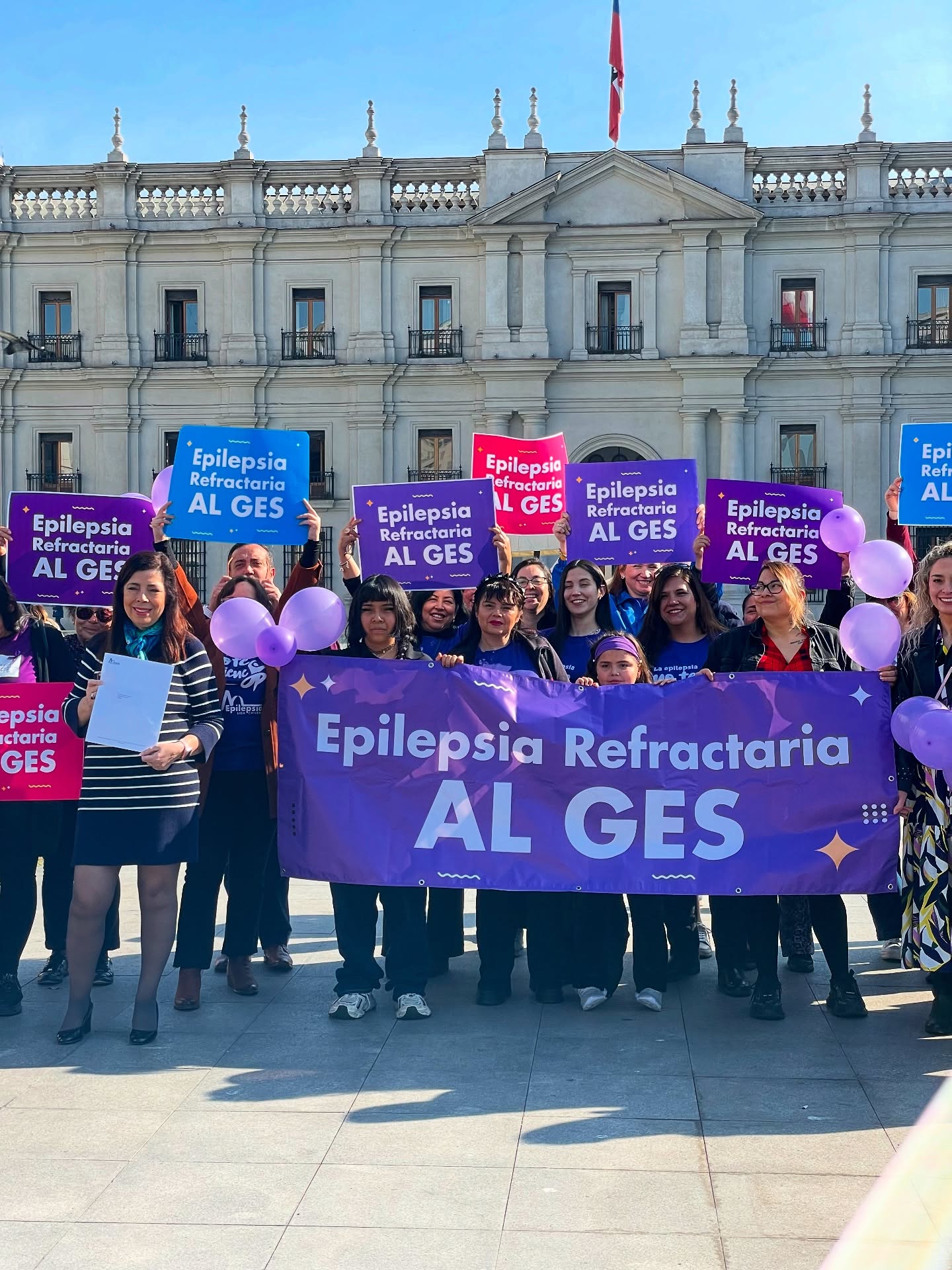 Hoy es una realidad…años de lucha, gritos en la calle, discursos nacidos desde el alma, todo para que finalmente nuestros hijos fueran vistos por el Estado y este, cumpla su palabra de cuidarlos y asegurar su derecho a una vida digna.
La epilepsia refractaria entra al GES, aún no sabemos cómo ni qué significará esto para el día a día de miles de familias, solo sabemos que hay una pequeña luz de esperanza…gracias a las miles de personas y agrupaciones civiles que hicieron esto posible ♥️
Seguiremos siendo parte de esto, para que la ley se cumpla y no nos abandone nuevamente.
Discurso 9 de septiembre
Congreso Nacional
Mi nombre es Margarita y hoy me pidieron que hablará acerca de lo que es convivir con una enfermedad como la Epilepsia refractaria ya que mi hija Leonor de 5 años, Leonor mi niña fénix, tiene una extraña enfermedad genética llamada síndrome de Dravet, la cual, igual que un monstruo nos atacó una noche cuando Leonor solo tenía 5 meses de edad.
Traté de pensar en cómo describir lo que es vivir con una enfermedad como esta y lo único que vino a mi mente, fue en la palabra terror.
Terror cuando tu pequeña hija comienza a convulsionar sin parar, porque al igual que un terremoto que lo destroza todo, sabes como empieza una crisis, pero jamás como va a acabar. Leonor ha sobrevivido a dos paros respiratorios en medio de estatus convulsivos eternas, ha estado entubada al menos 3 veces y ha estado internada en la UCI más de 50 veces a su corta edad.
A veces Leonor olvida hasta su nombre después de tener una crisis, su pequeño cuerpo trata de resistir lo mejor que puede, pero honestamente, estas crisis la deterioran cada día más y le quitan su luz.
⬇️⬇️⬇️⬇️