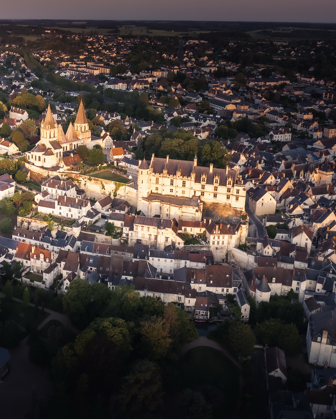 La Cité Royale de Loches, Touraine
Dominant la vallée de l’Indre, la Cité Royale de Loches est un joyau médiéval qui a vu défiler rois et reines de France. Son imposant donjon, l’un des mieux conservés d’Europe, servit de prison royale sous Louis XI. Le logis royal, quant à lui, a accueilli Jeanne d’Arc venue convaincre Charles VII de se faire sacrer à Reims.
🔎 Anecdote : Saviez-vous que la forteresse abritait une salle de torture redoutée au Moyen Âge ?
Certains dispositifs sont encore visibles, témoins d’un passé fascinant et inquiétant.
📍 Cité Royale de Loches, 5 Place Charles VII, 37600 Loches, France
•••••••••••••••••••••••••••••••
#citeroyaleloches #lochesmedieval #tourainehistoire #chateaudeloches #forteresse #loches
#loirevalley #valdeloire #patrimoinefrancais #chateauxdelaloire #HistoiredeFrance