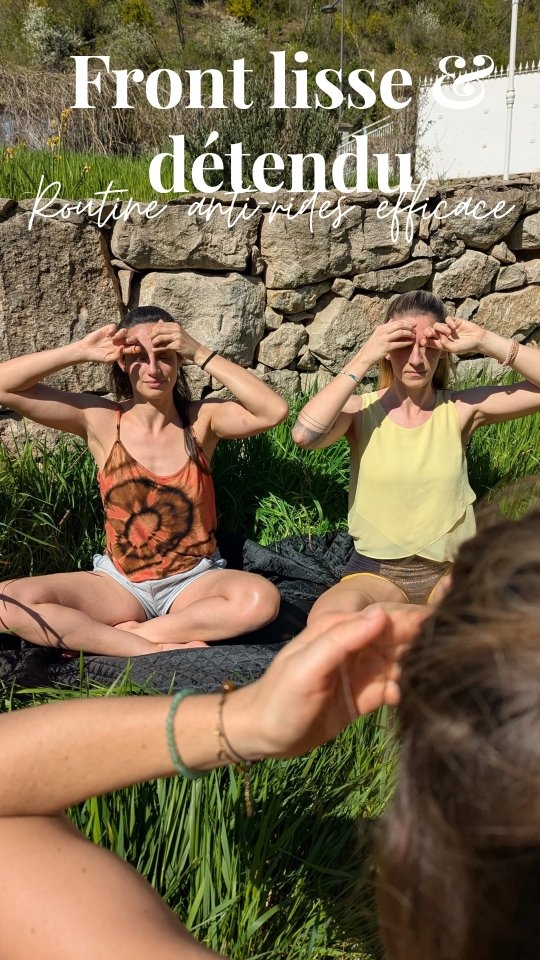 🌷Le printemps est là ☀️, ma meilleure saison de l'année!!
Il est temps de dévoiler vos visages radieux en effaçant les traces de la fatigue hivernale. Pour l'occasion je te propose des gestes simples à réaliser chez vous : sur une peau propre, applique une huile végétale, seulement 2' par jour pour des résultats visibles rapidement. ✨
> Pour aller plus loin avec la pratique du yoga du visage, rejoins moi lors des séances en groupe au @marcapar_vieuxlyon tous les mois avec des thématiques différentes. Je propose également des séances individuelles à mon cabinet ou à domicile.
Pour en savoir plus et réserver une séance : infos en bio et sur le site internet.
Merci à ces 2 femmes et amies, rayonnantes, pour ce moment ☀️
#yogaduvisage #bienêtre #beautenaturelle #relaxation #printemps #vitalité #momentpoursoi