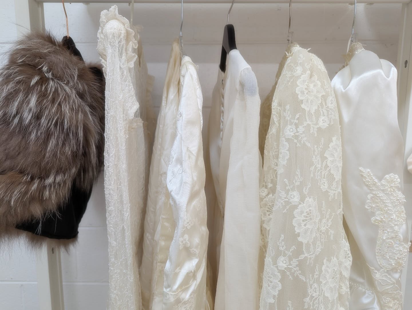 A daydream scroll through bridal history ✨ Our curated vintage capsule is a love letter to decades past, each piece telling its own story:
👗 From the left:
• Vintage Max Azen fur wrap—a statement of old-Hollywood glamour
• Late 1940s lace dress—timeless romance in every stitch
• 1950s viscose Jacquard wedding dress—elegant texture & shine
• 1970s floor-length gown—flowy freedom for the boho bride
• 1980s Caleche lace & taffeta gown—bold drama meets delicate detail
• 1980s Jean Fox satin & lace gown—a silhouette that defined an era
Whether you’re a lover of vintage silhouettes or seeking sustainable bridal chic, these one-of-a-kind treasures are waiting to rewrite your wedding day story. Which decade captures your heart? 🌸
#VintageBridal #LoveMeTwice
PS, our website is about to undergo a complete facelift! Please feel free to DM us for details on wedding dresses in the meantime 💃🥰