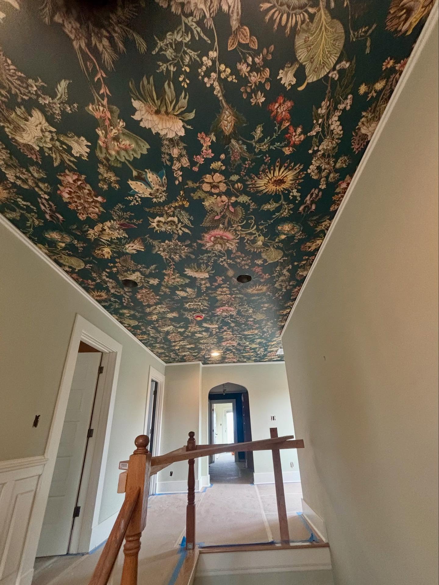 Beautiful, bold, and blooming overhead. A stunning floral wallpaper transformation on our client’s ceiling.
#residentialremodeling #pnwbuilders #seattlecontractor