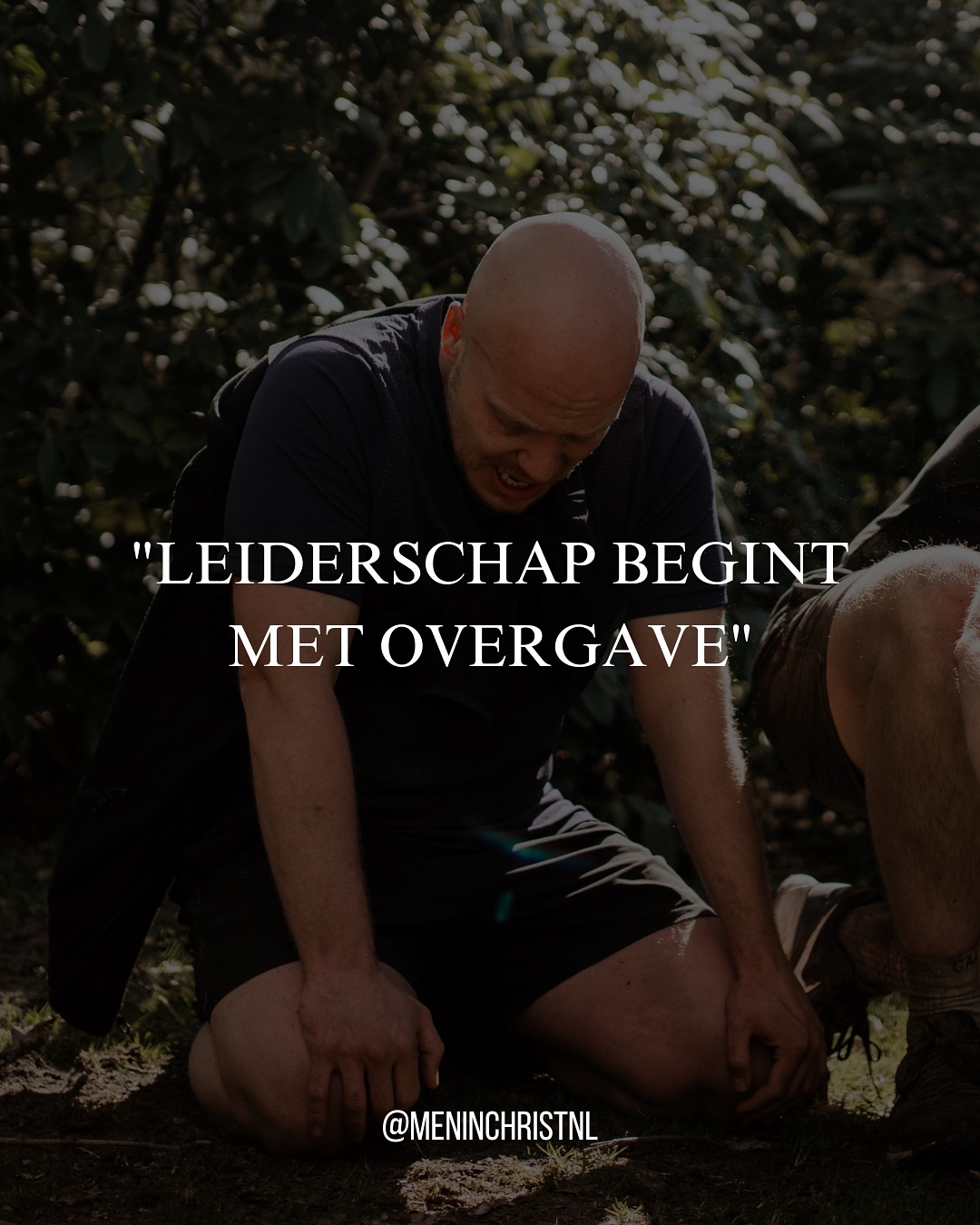 Leiderschap begint niet op een podium, maar in het verborgene, waar je leert knielen voordat je leidt.
De wereld wacht op mannen die verantwoordelijkheid nemen, eerst voor hun eigen leven, dan voor anderen.
Ons weekend is een keerpunt. Een plek waar mannen opstaan, bekeren, beproefd worden en hun prioriteiten stellen op basis van verantwoordelijkheid ipv gemak.
Durf jij die stap te zetten? Stuur ons een DM of plan een vrijblijvende kennismakingscall in via de link in bio.