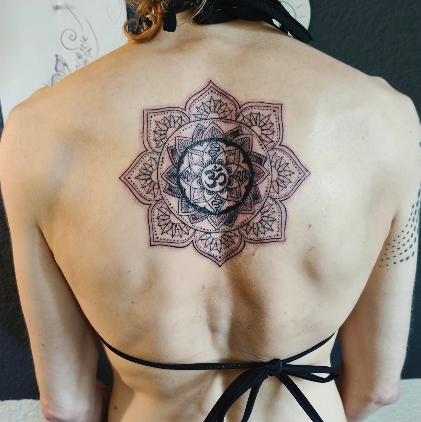 Heute durfte ich dieses wunderschöne Mandala für eine unglaublich starke und strahlende Seele stechen ✨
Das Mandala symbolisiert eine schöne und wichtige Zeit in Ihrem Leben mit Ihrem Lebenspartner zusammen 💖
Es war für mich eine Ehre und ich konnte ihre Freude und Glück auf ihrem Gesicht lesen, während ich sie tätowiert habe ✨
Danke für dein Vertrauen ✨🙏🏼✨
