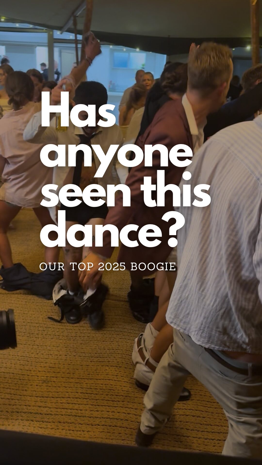 When Eagle Rock drops and the pants follow… 🇦🇺💃🍑 Another Aussie wedding tradition nailed 🎶 #OnlyInAustralia #EagleRockAnthem #WeddingVibes #DJLife 🦅🔥👖