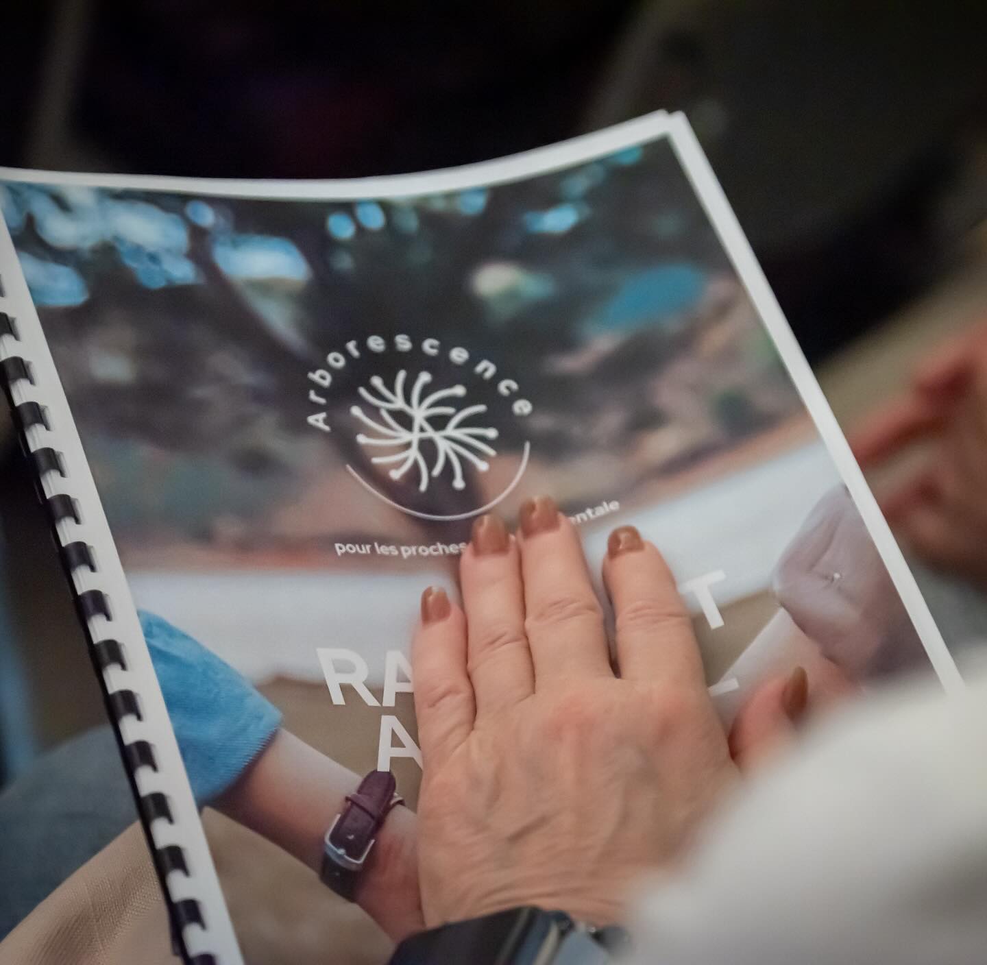 Pause dans l’historique pour vous parler du passé proche ! ⌛️ Mercredi soir à eu lieu l’AGA d’Arborescence, un beau moment partagé avec nos membres, collaborateurs•trices, CA et équipe, on vous partage ça en 3 photos ! 🩵
Photographe 📸 @angie.dupuis
#aga #procheaidance #assemblée