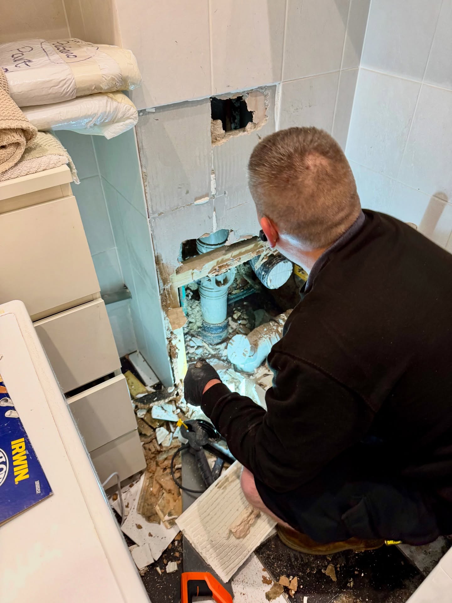 Another big one for the KwikJet team! We were as asked to investigate a leak that was causing water damage to both our client and their neighbour.
After exposing the wall within the utility room, which you could hear the leak behind, we found a 15mm water pipe with a small pin hole.
Cutting out a section of the main soil stack allowed us to get to the pipe so we could repair and fit a new section of the copper pipe.
After fixing the pipe we left the area exposed to allow for it to dry out ready for the wall and tiles to be fixed.
#plumbing #plumber #pipework #pipes #work #tools #emergencyplumbing #leak #leakingpipe #copperpipe #copper #plumbingrepairs #piperepairs #plumbingsolutions