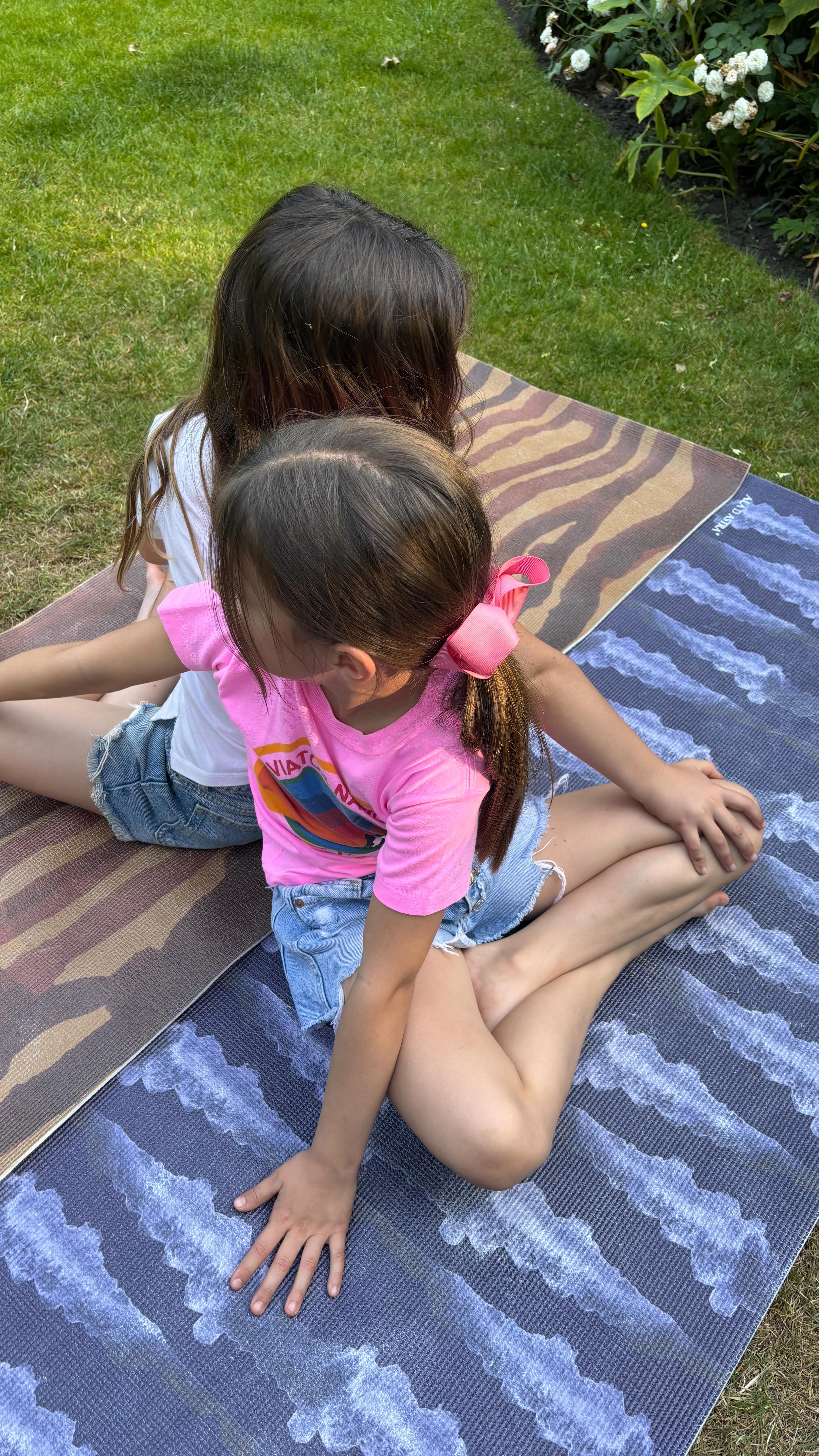 ๐๐ธ The sweetness of little girls making shapes in nature ๐