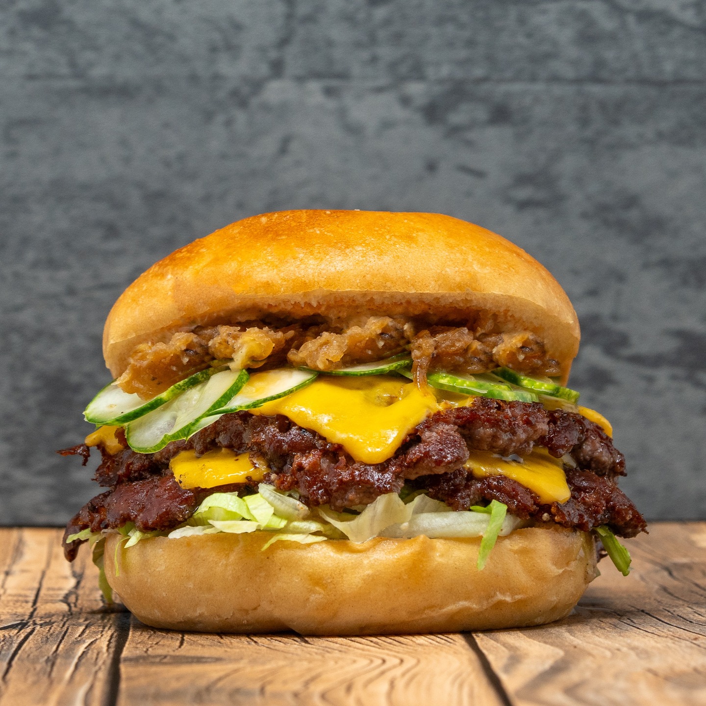 Dry aged, house ground Canadian beef chuck, smashed thin and crispy, topped with cheddar cheese. Dressed with S&S smash sauce , S&S pickles, caramelized onions and shredded lettuce all on a buttery toasted bun. Simply seasoned, simply dressed; simply the best. 🍔
#smashburger #dryaged #torontofood #vaughanfood #smokedmeat #torontofoodie #torontoeats #torontofood #smokedandsmashed #smokedmeat #smokedbrisket #bbqdelivery #torontobbq