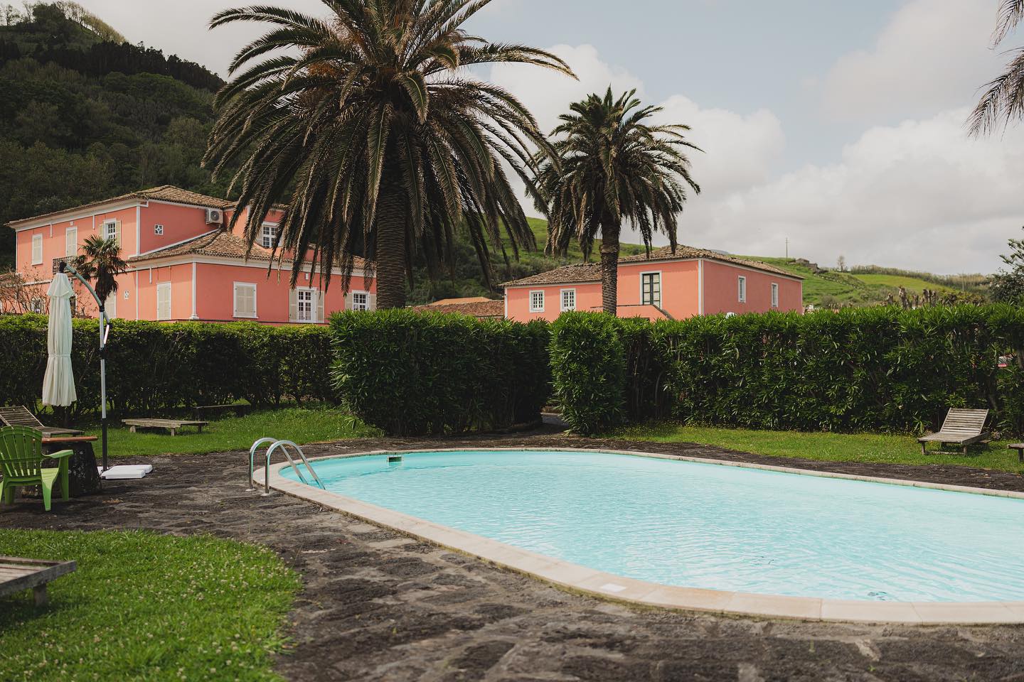 Começar o dia com um mergulho ou finais de tarde na piscina? A escolha é sua, mas no Solar recomendamos ambos 🤿 🏊♂️
Saiba mais em:
www.solardelalem.com
-
Start your day with a dip or spend the afternoon in the pool? The choice is yours, but at Solar we recommend both 🤿 🏊♂️
Find out more at:
www.solardelalem.com
#solardelalem #azores #vacations #azoresislands #discoverazores #saomiguel #nature #maia