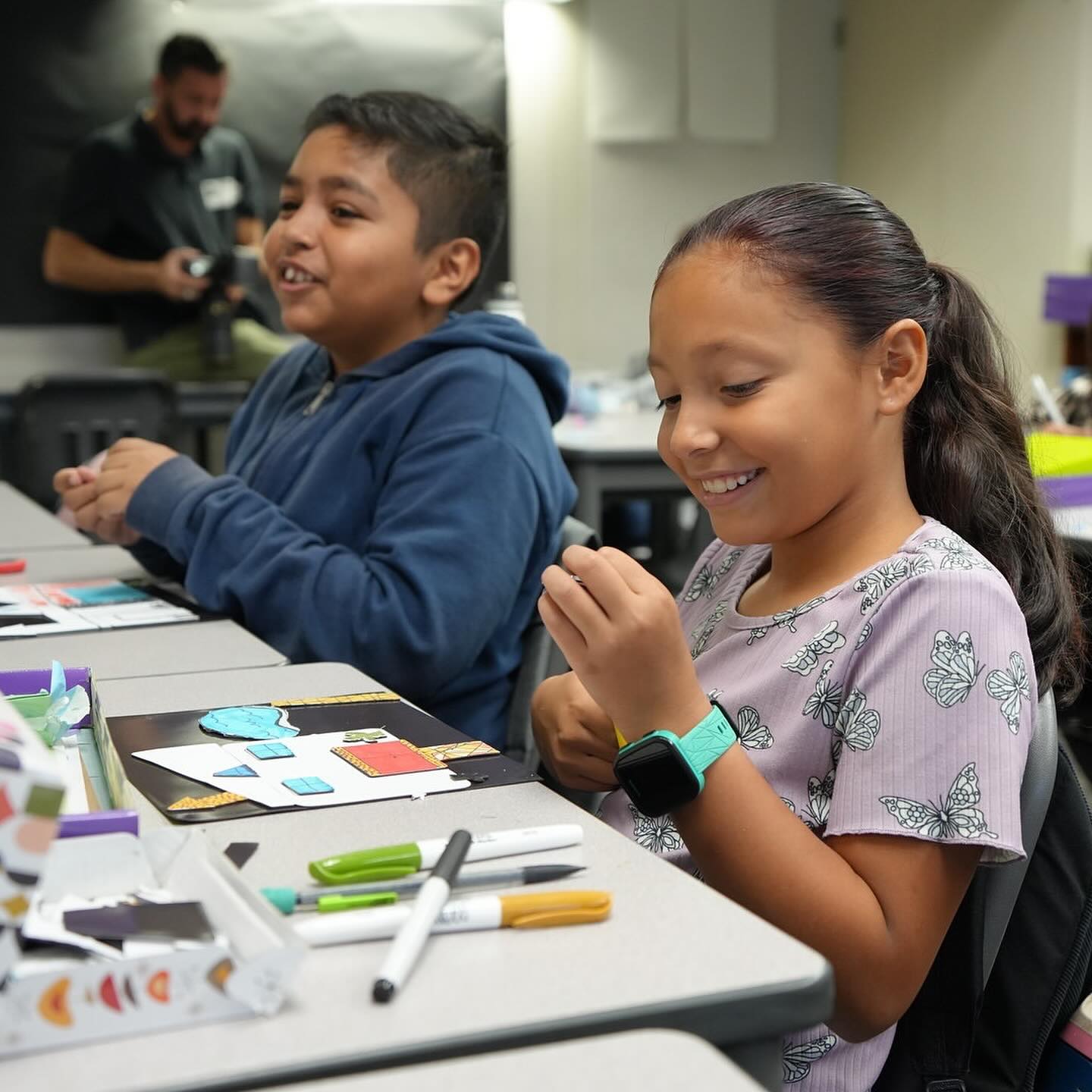 @psusdnews 🌍🎨 Our fourth-grade bilingual Dual Immersion students at Vista del Monte Elementary wrapped up their virtual cultural exchange with students from Newland School in San Miguel de Allende, Mexico!
Over four days, students shared their modernist architectural creations—part of the Modernism Art in a Box project created by MoxieBox—and explored how design, climate, and culture connect communities across borders.
This incredible experience was made possible through a partnership with Palm Springs Sister Cities, PSUSD, the City of San Miguel de Allende, and a generous grant from the City of Palm Springs.
Also in attendance to support and celebrate our amazing students were PSUSD Board Member Charlie Ervin Jr., Palm Springs Mayor Ron deHarte, city officials, and district staff.
A big thank you to everyone who made this unique experience possible for our students! 💛
#psusdshines☀️ #moxieboxart #midcenturydesign #togetherforever #love #art #youngartists #youth #artkitsforkids #artlessons #getcreative😍 #instagood