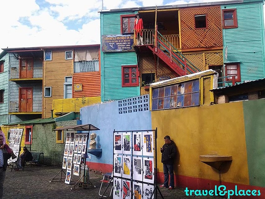 Colorato e vivace, il “caminito”, quartiere “La Boca” a Buenos Aires, è uno dei luoghi più visitati della città! Le sue strade sono animate da botteghe artigiane, ristoranti e ballerini di tango! Scopri la capitale argentina e i suoi affascinanti quartieri nel nostro articolo dedicato a Buenos Aires!!! #laboca #labocabuenosaires #buenosaires #caminito #labombonera💙💛💙 #argentina #argentina🇦🇷️