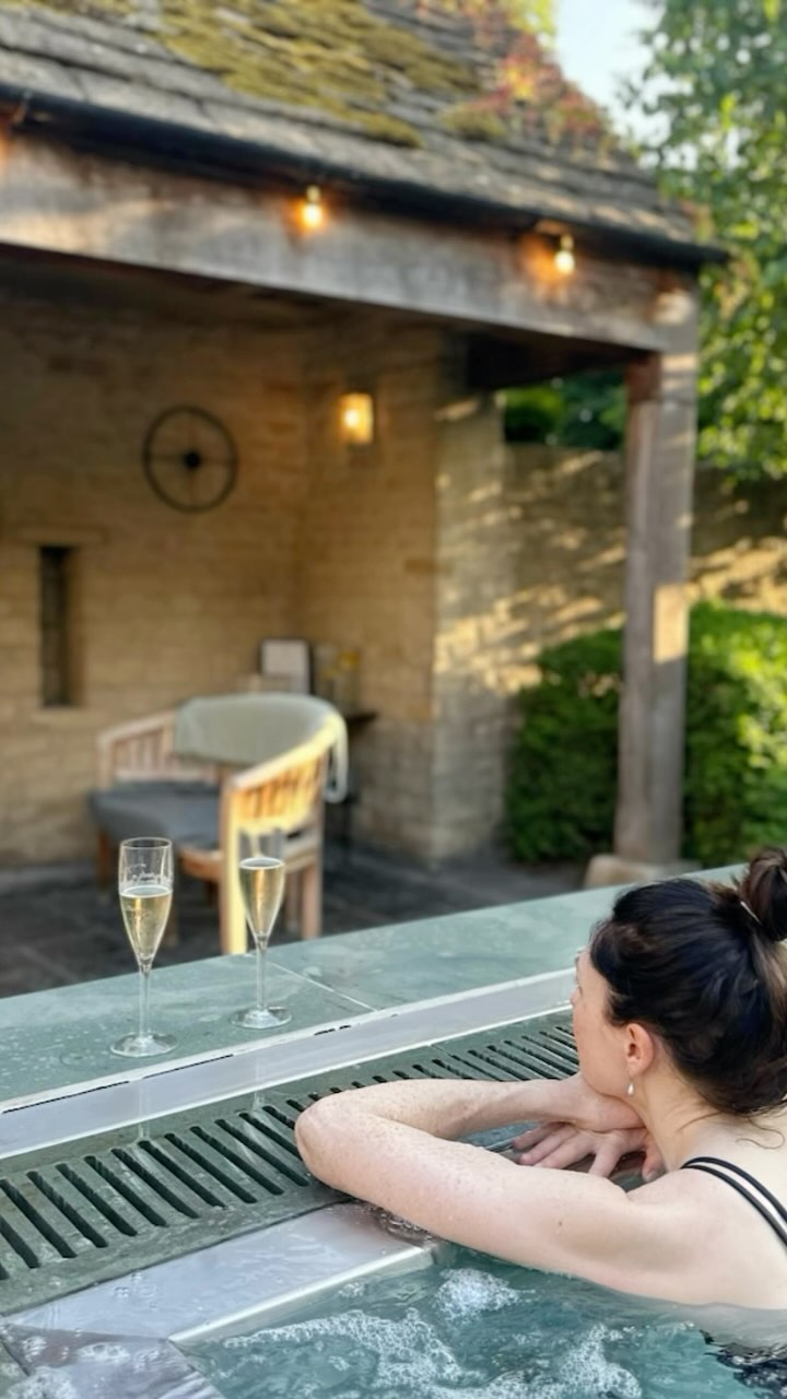 Just returned from a wonderful few nights at the stunning @calcot_and_spa in the Cotswolds countryside where we fully indulged in everything this incredible place has to offer. The spa is, without a doubt, the best I’ve experienced — enjoying the jacuzzi with a glass of Prosecco before dinner was absolute bliss. It’s the perfect spot for a relaxing getaway or a special celebration — magical and memorable! #calcotmanor #luxuryukbreaks #uktravel #intimatewedding #luxuryspa #ukminimoon #luxuryminimoon
