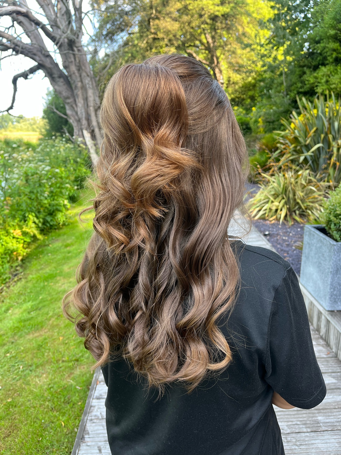 ✨Bridesmaid Beauty✨
A dreamy half ponytail moment for Heather, one of Tia’s gorgeous bridesmaids last week at @sopleymill
A modern take on a classic favourite, this soft half ponytail style is full of texture, volume and effortless waves. It’s a go to look for bridal parties this year wanting something timeless with a modern twist
#trendingbridalhairstyle #halfponytail #dorsetbridalhair