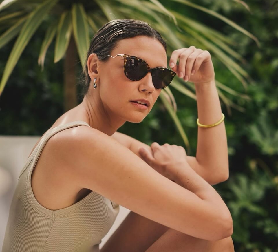ð¥Itâs getting hot outside but I kept it cool with slicked back hair and neutral makeupð¥
âïžStunning summer âJessica Scoutâ shades by @glasses_direct
Dream Team:
âïžModelled by @rosalienelson
âïžStyled by @sulkydollstyling
âïžProduced by @lemonadeproductions
âïžHMUA @nikkimakeupandhair
#photoshoot #glassesdirect #nikkimakeupandhair #summershades #poolsidemakeup #summerhair #summermakeup #poolsidehair