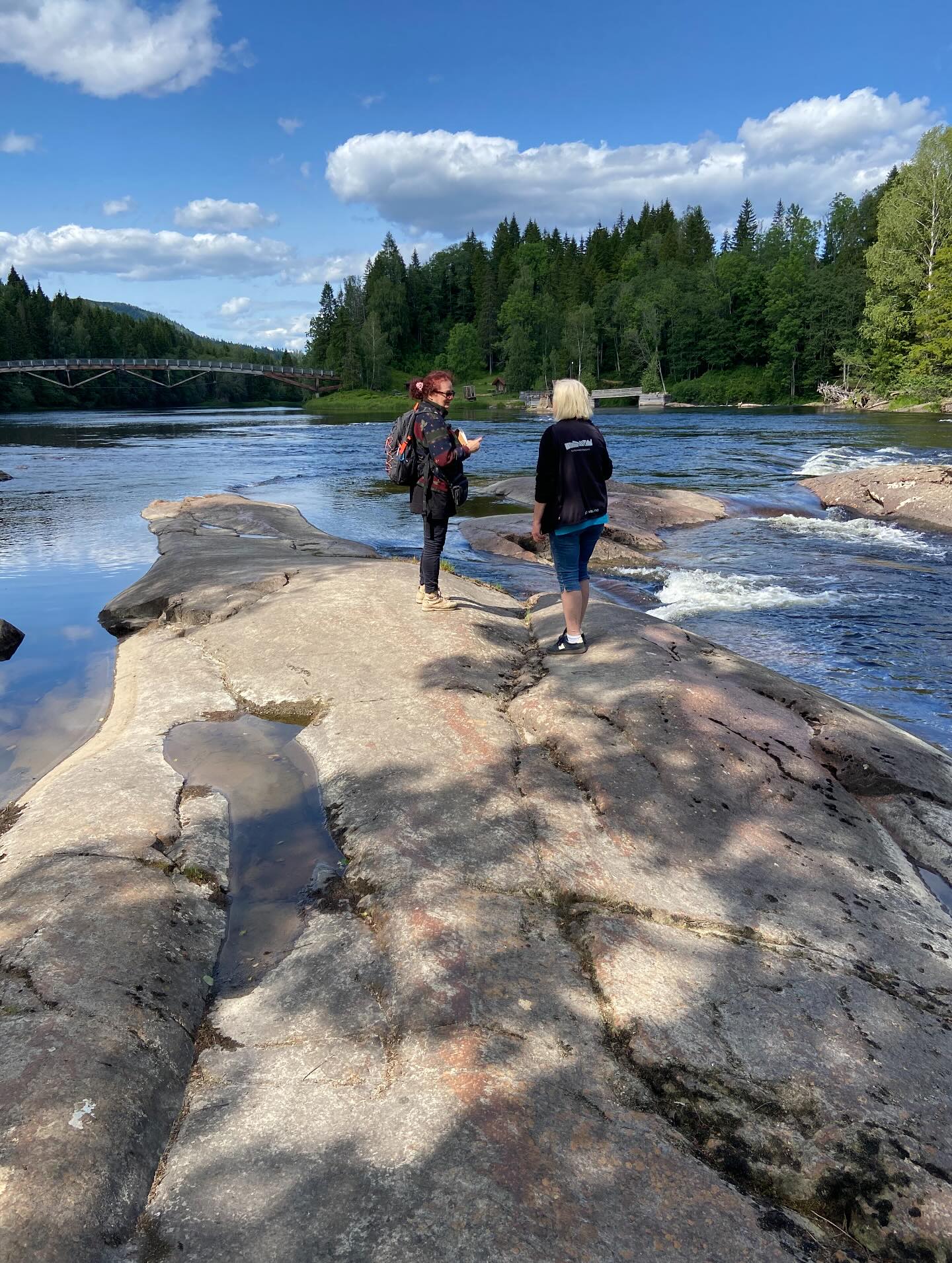 Svaberg i Lågen. Kan jo håpe laksen skulle ta seg en tur forbi.
#unescoglobalgeopark #unescoinorge #geopark #kjærrafossepark #visitlarvik #visitvestfold #lågen