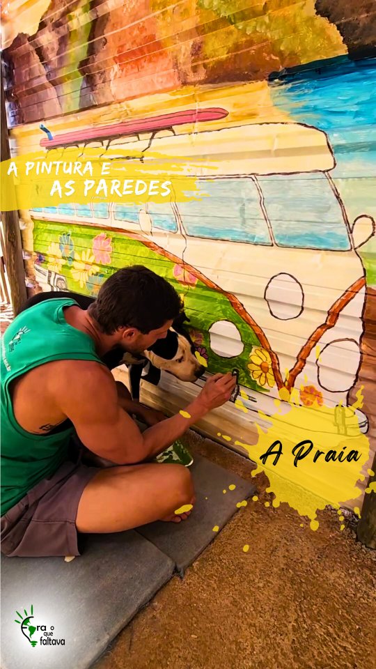 🏖 Seção Praia
Há um ano atrás eu tive a oportunidade de fazer um curso de construção de pranchas de surf de madeira. Sabe aquelas coisas do instagram de sugerir assuntos do seu interesse sem voce perguntar? Pois é, apareceu sem eu estar procurando, mas me pegou na hora! Como se ouvisse os meus pensamentos (ou escutasse a minha vida toda né…) o instagram me abriu a mente para uma nova possibilidade de usar meu hobby de forma diferente. 🏄🏼
Essa oportunidade me veio como um sinal reforçando meu sonho antigo e objetivo de vida que é ir morar na praia. Grande parte desse meu desejo é para ter o mar como meu parque de diversões, e nada melhor do que começar a aprender a fazer alguns brinquedos eu mesmo para que eu possa desfrutar desse potencial gigantesco de possibilidades.
Fato é que assim que retornei d
o curso já me mexi para botar em pratica o que eu aprendi e não esquecer da tamanha riqueza de detalhes que existe ao longo de todo o processo de produção de uma prancha de madeira, que dependendo do tamanho dela pode durar vários dias inteiros...
Construí uma prancha de SUP para que pudesse utilizar no nosso querido lago, e tão logo terminei eu sabia que não ia parar por ali. Então decidi arrumar um cantinho especial na nossa oficina para funcionar somente para a minha prática dessa nova habilidade.
Nossa nova seção, apelidada carinhosamente de “seção Praia 🏝”, tem como missão me lembrar diariamente do meu sonho e reafirmar meu foco atrás dos meus objetivos. Então suas paredes também ganharam suas cores e sua mensagem, assim como todo o restante da nossa oficina. 🎨 E dessa vez tive o privilégio de contar com a ajuda da minha mãe e sua sensibilidade artística num toque mais que especial na idealização de um painel pra lá de colorido e cheio de vida!
Até pouco tempo atrás, nunca tinha passado pela minha cabeça me tornar um shaper e poder ter a liberdade de construir minhas próprias pranchas, hoje eu tenho um ateliê lindo só pra isso nos fundos da nossa oficina, com vista para um jardim, e todo preparado para dar asas à uma imaginação que borbulha pensando num futuro de frente para o mar e cheio de possibilidades...
Coisas da vida…
#eraoquefaltava