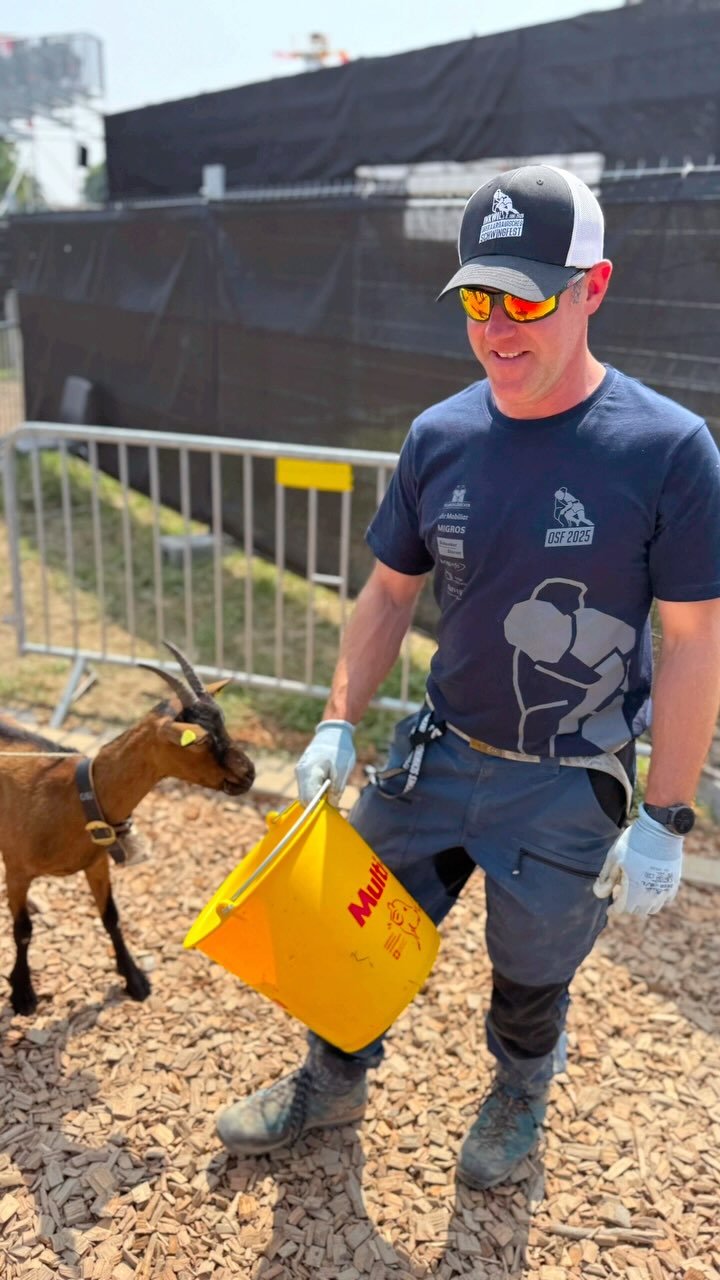 🎥 Ohne euch geht gar nichts – MERCI! 💛
Im Video seht ihr einige unserer über 700 Helfer:innen in Action – im Einsatz für das OSF 2025.
Ob hinter den Kulissen, am Grill, beim Auf-/Abbau oder mitten im Geschehen – ihr seid der Herzschlag dieses Fests!
Ein spezielles Merci geht an die Samariter Buchsi und alle anderen Unterstützer:innen – für eure ruhige, professionelle und engagierte Präsenz. 🙏
Einfach grossartig, was ihr geleistet habt!
Und psst: In den nächsten Tagen folgen noch mehr Einblicke, Bilder & Storys direkt aus dem Helferteam – bleibt dran! 💪
#osf2025 #helferherz #merci #samariterbuchsi #grossartigteams #inkwilbrennt #flöruundmichu #mitenandfüränand #schwingfestliebe #ehrenamtrockt