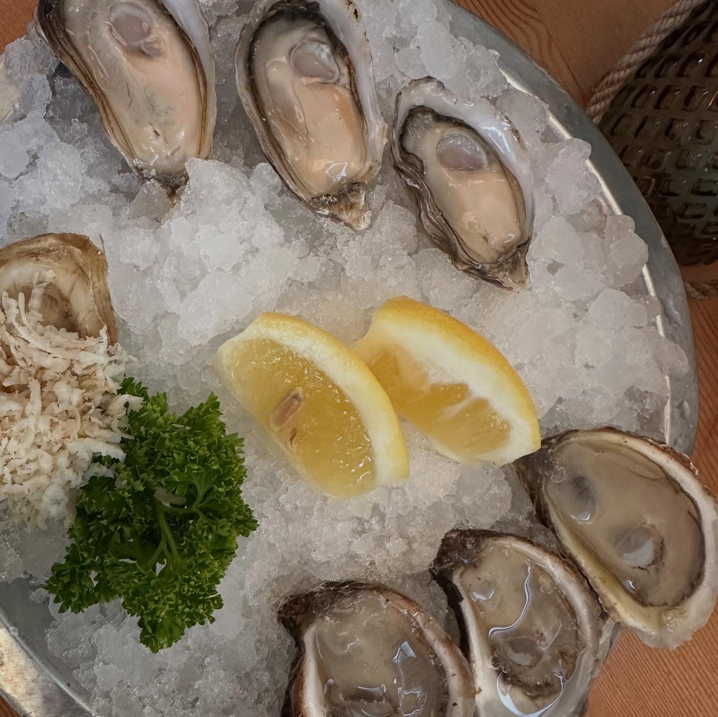 Still thinking about the #shellfish extravaganza Simone and I shared at @shucktaylors on our visit to #victoriabc - we dropped in and feasted while sipping stellar cocktails. Perfect #daddydaughterdate.