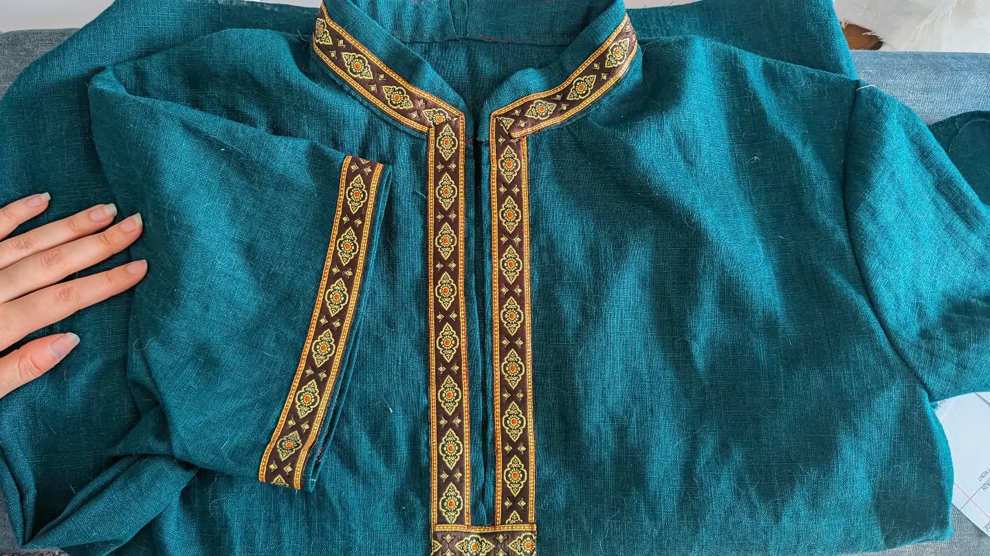 💙 Pas une robe ni un corset mais une réalisation entre chemise médiévale fantasy 🏰 et tunique viking ⚔️.
🌷Je pense réellement proposer le modèle sur la boutique mais je dois lui trouver un nom 🥹 Vous avez des idées ?
Passez un bon weekend et faites attention à vous avec cette chaleur !
.
.
.
.
.
.
.
#ateliervergnes #couture #surmesure #medieval #dress #corset #sewing #smallbusiness #romantic #dream #beautiful #cottagecore #lady #fantasy #cute #aesthetic #lace #fashion #vikings #history #costume #celtic